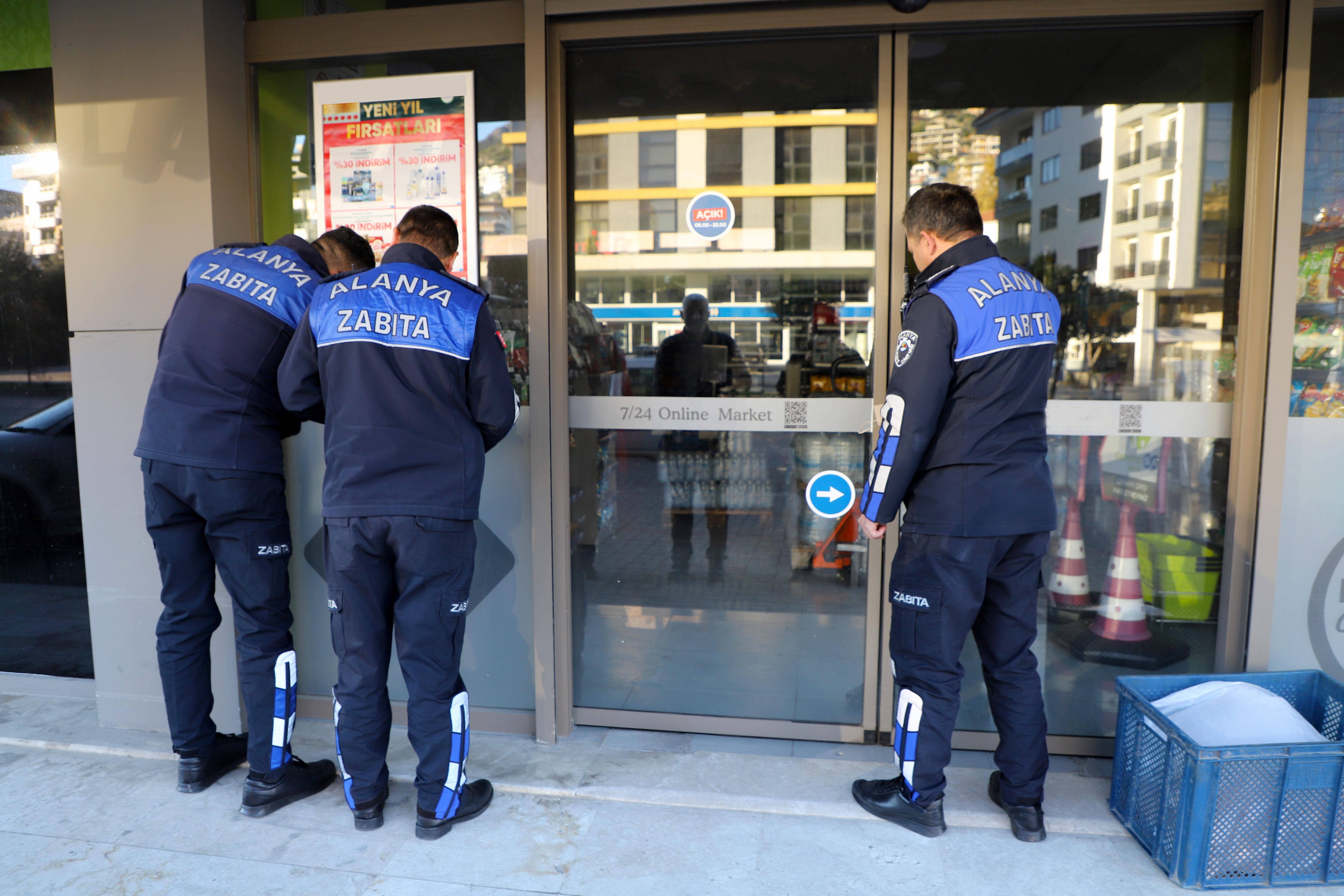 Alanya Belediyesi Zabıta Ekiplerinden Tarihi Geçmiş Ürün Satışına Yönelik Mühürleme ve Ceza Uygulaması