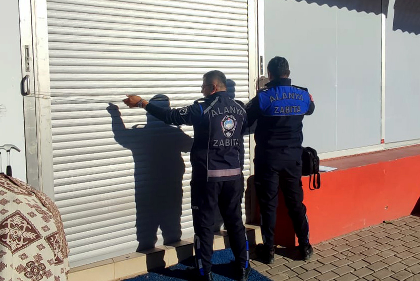 Alanya Belediyesi Zabıta Ekiplerinden Tarihi Geçmiş Ürün Satışına Yönelik Mühürleme ve Ceza Uygulaması