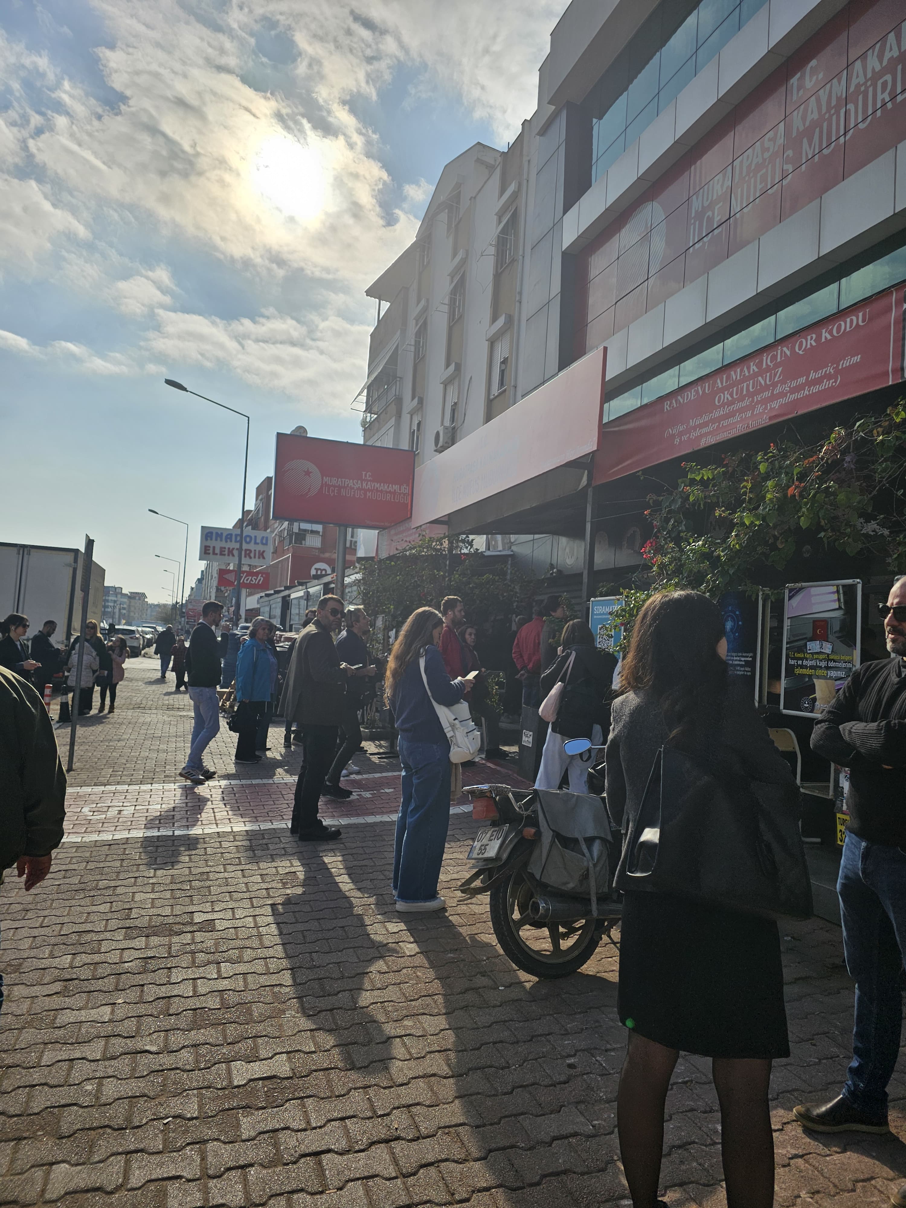 Nüfus Müdürlüklerinde Yoğunluk: Vatandaşlar Zamdan Önce İşlem Yaptırmak İçin Kuyrukta