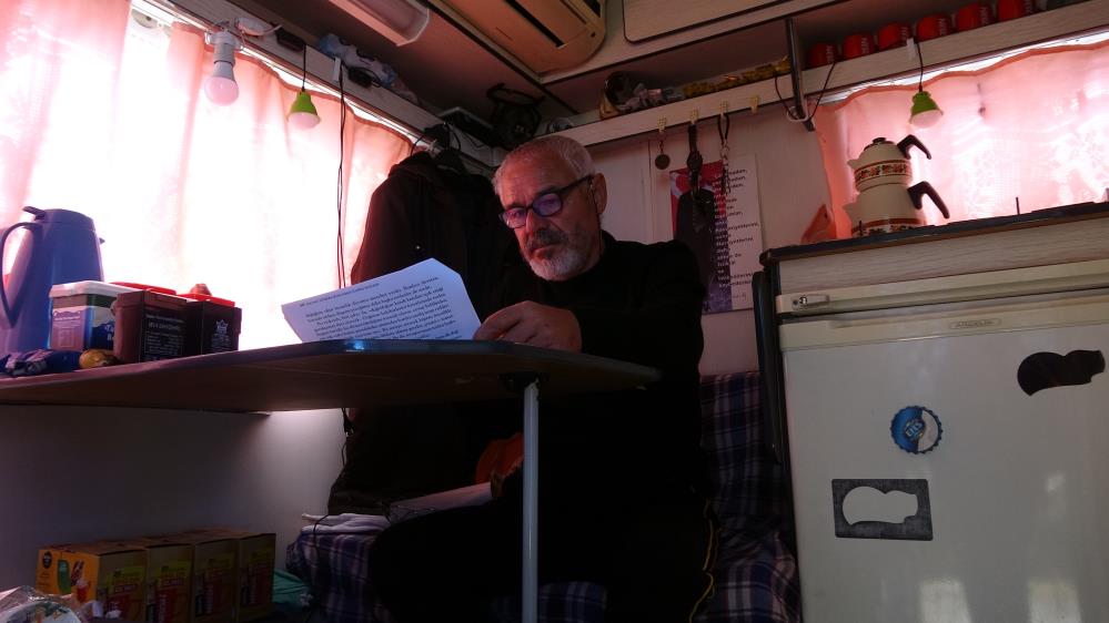 63 Yaşındaki Üniversite Öğrencisi, Karavanıyla Gençlere İlham Oluyor