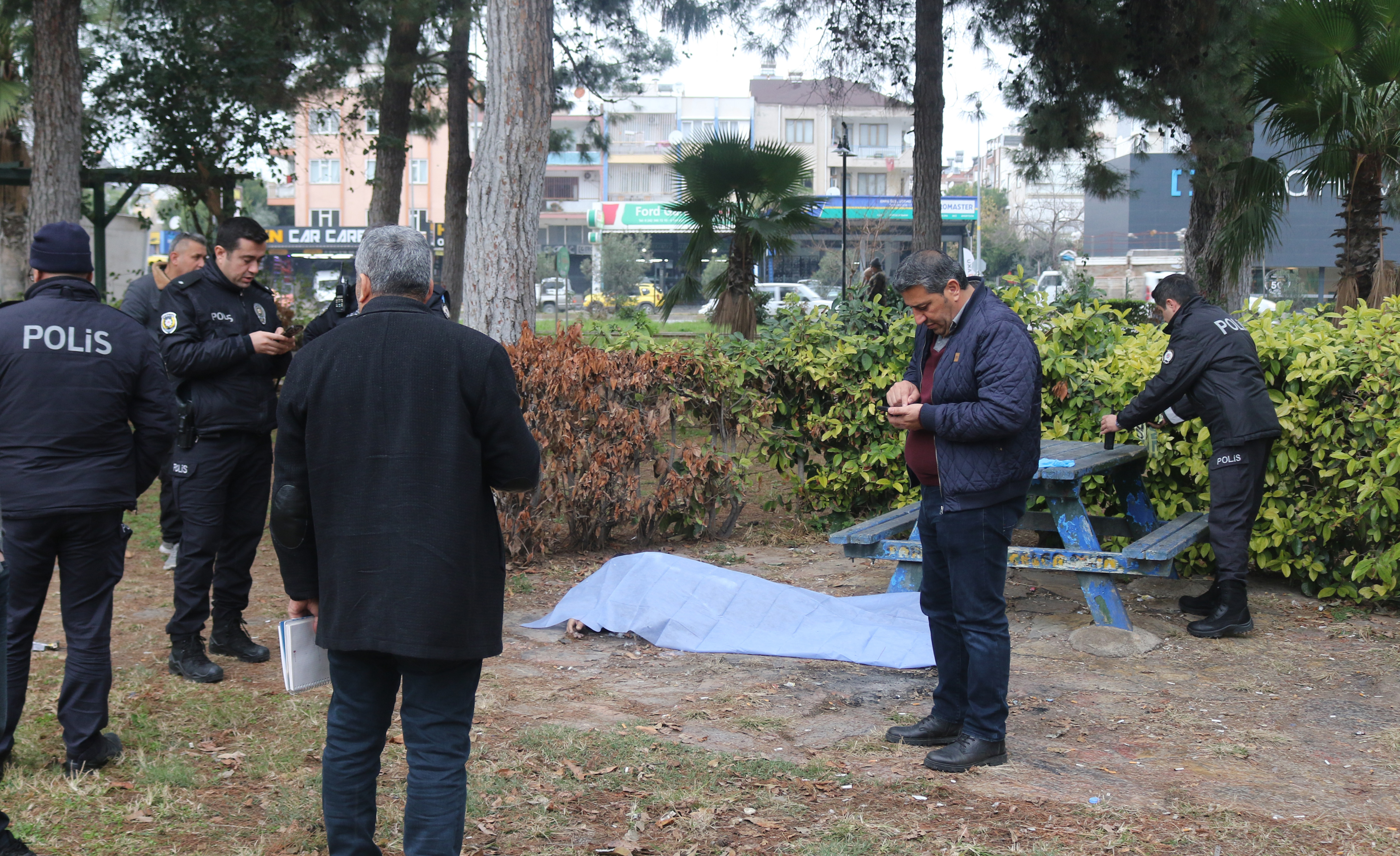 Antalya'da Parkta Hareketsiz Yatan Bir Kişi Bulundu: Ölümü Soruşturuluyor