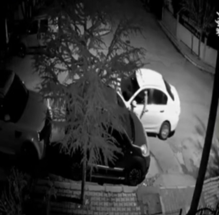 Isparta'da Kimliği Belirsiz Şahıs, Park Halindeki Otomobilleri Kasten Çizdi