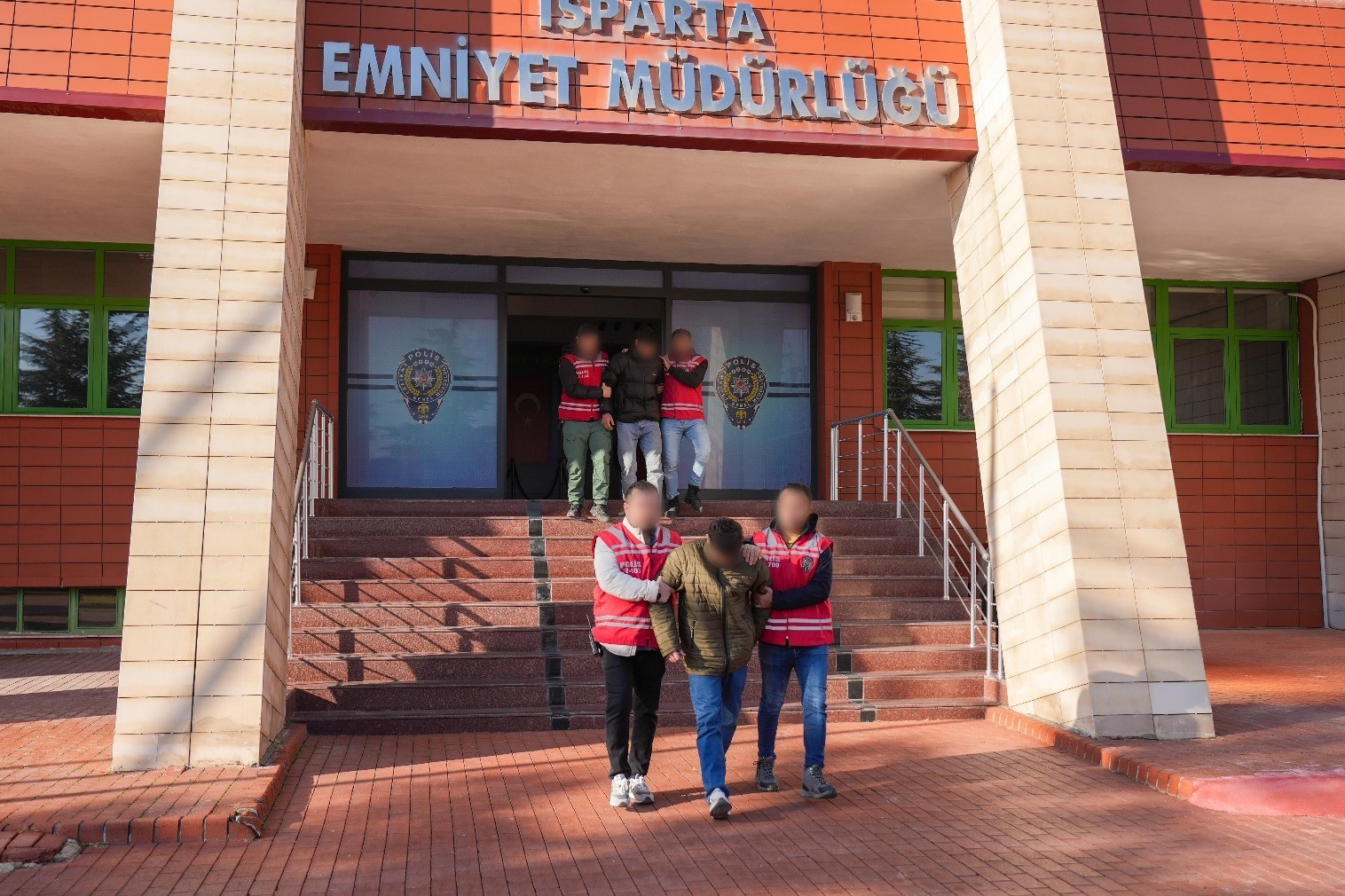 Isparta’da hırsızlık ve yaralama suçundan aranan 2 kişi yakalandı