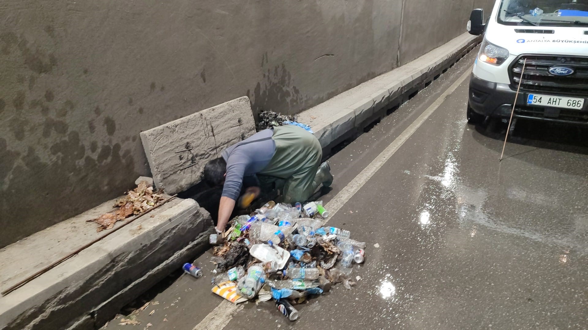 Antalya Büyükşehir Belediyesi yağışlara karşı teyakkuzda.