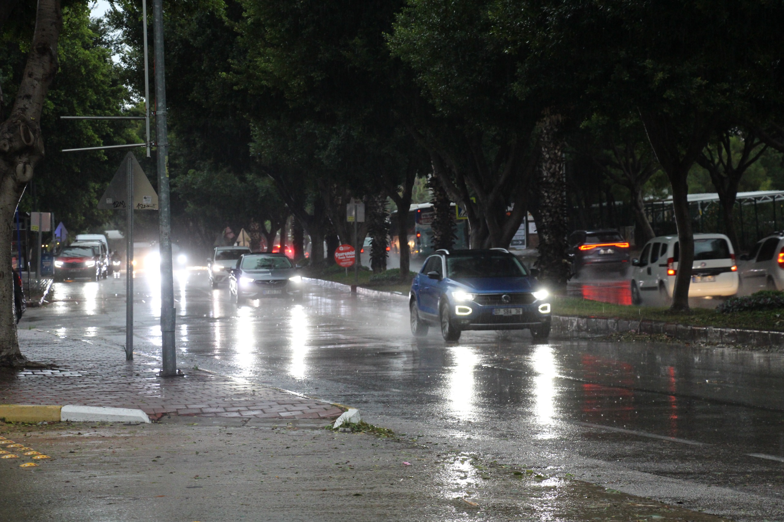 Antalya’da Sağanak Yağış Etkili Oluyor