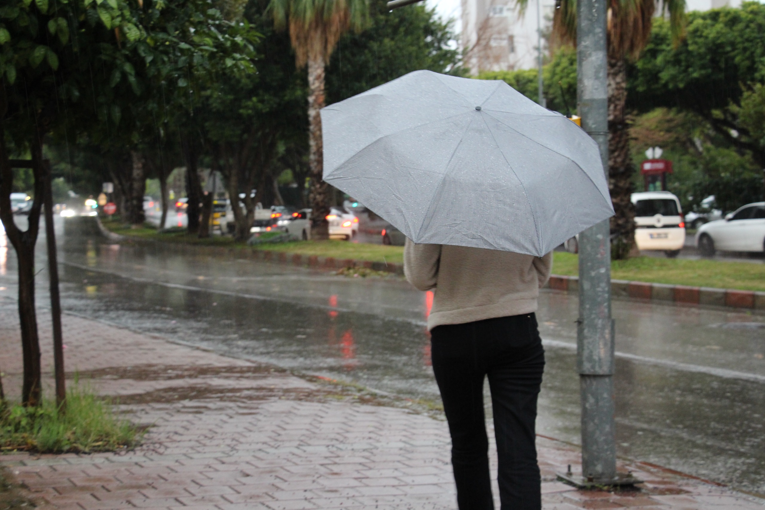 Antalya’da Sağanak Yağış Etkili Oluyor
