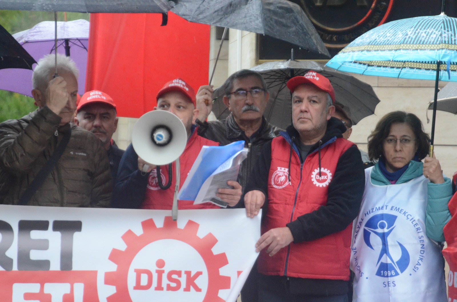 Yağmura Rağmen DİSK’ten Asgari Ücret Tepkisi