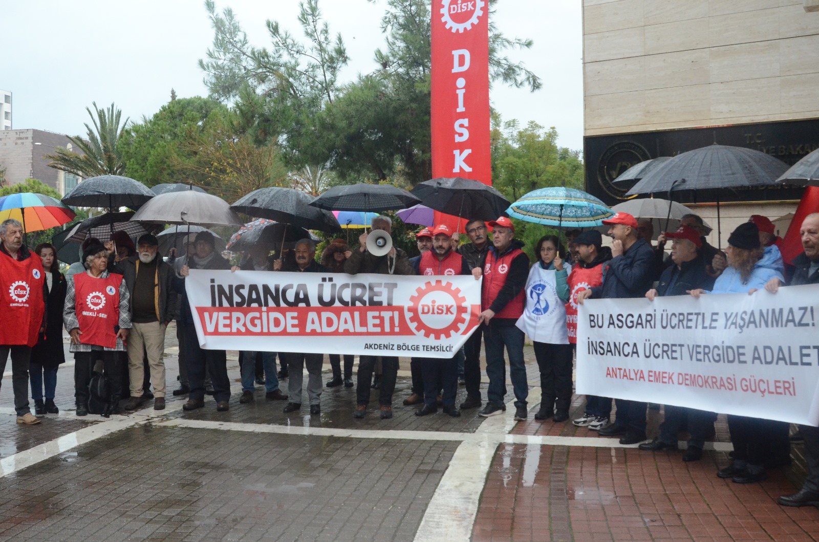 Yağmura Rağmen DİSK’ten Asgari Ücret Tepkisi