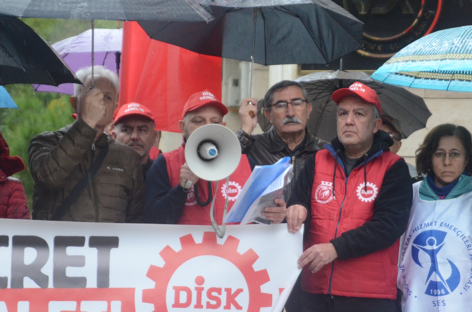 Yağmura Rağmen DİSK’ten Asgari Ücret Tepkisi