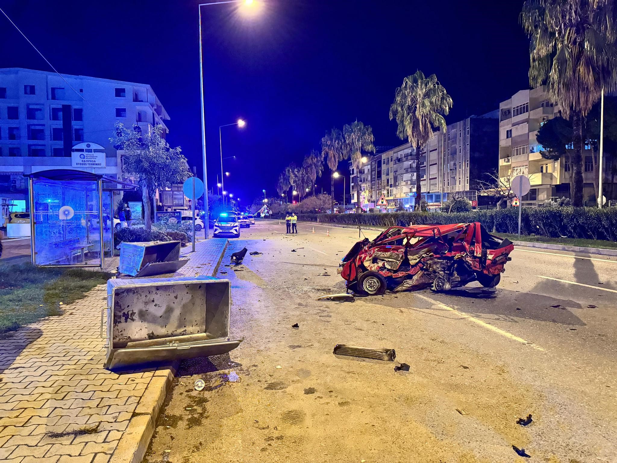 Antalya'da Feci Kaza, Araçtan Fırlayan Sürücü Hayatını Kaybetti