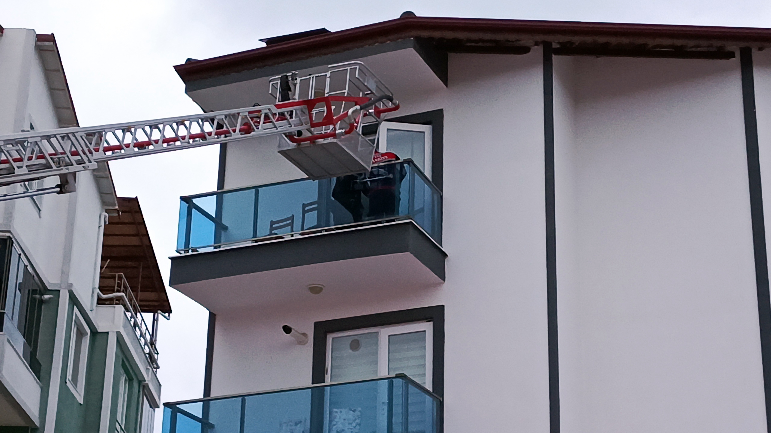 Polisin Balkondan Girdiği Dairede Baygın Bulundu