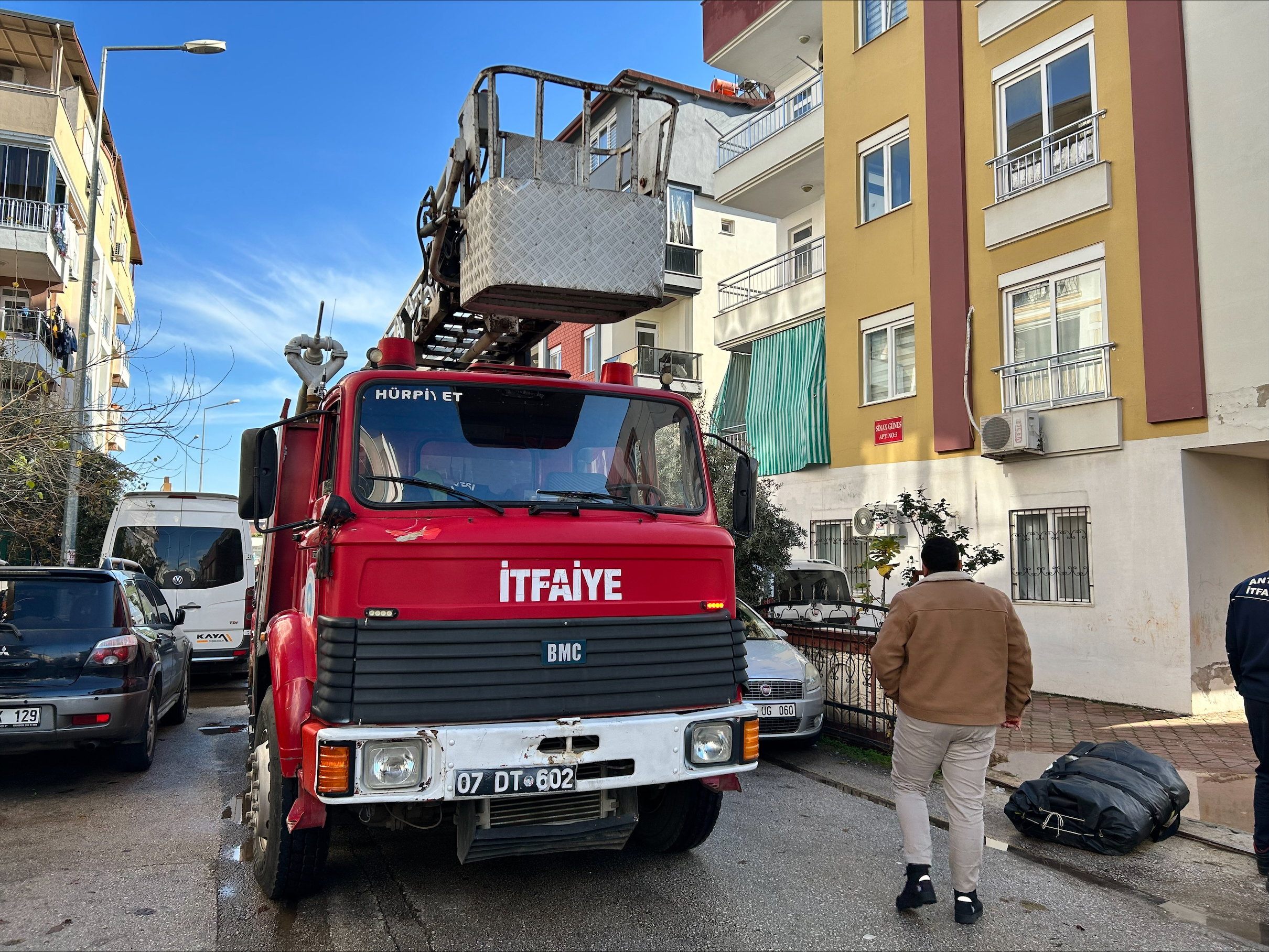 Çatıya Çıkıp Taş Fırlattı, Polise Direndi