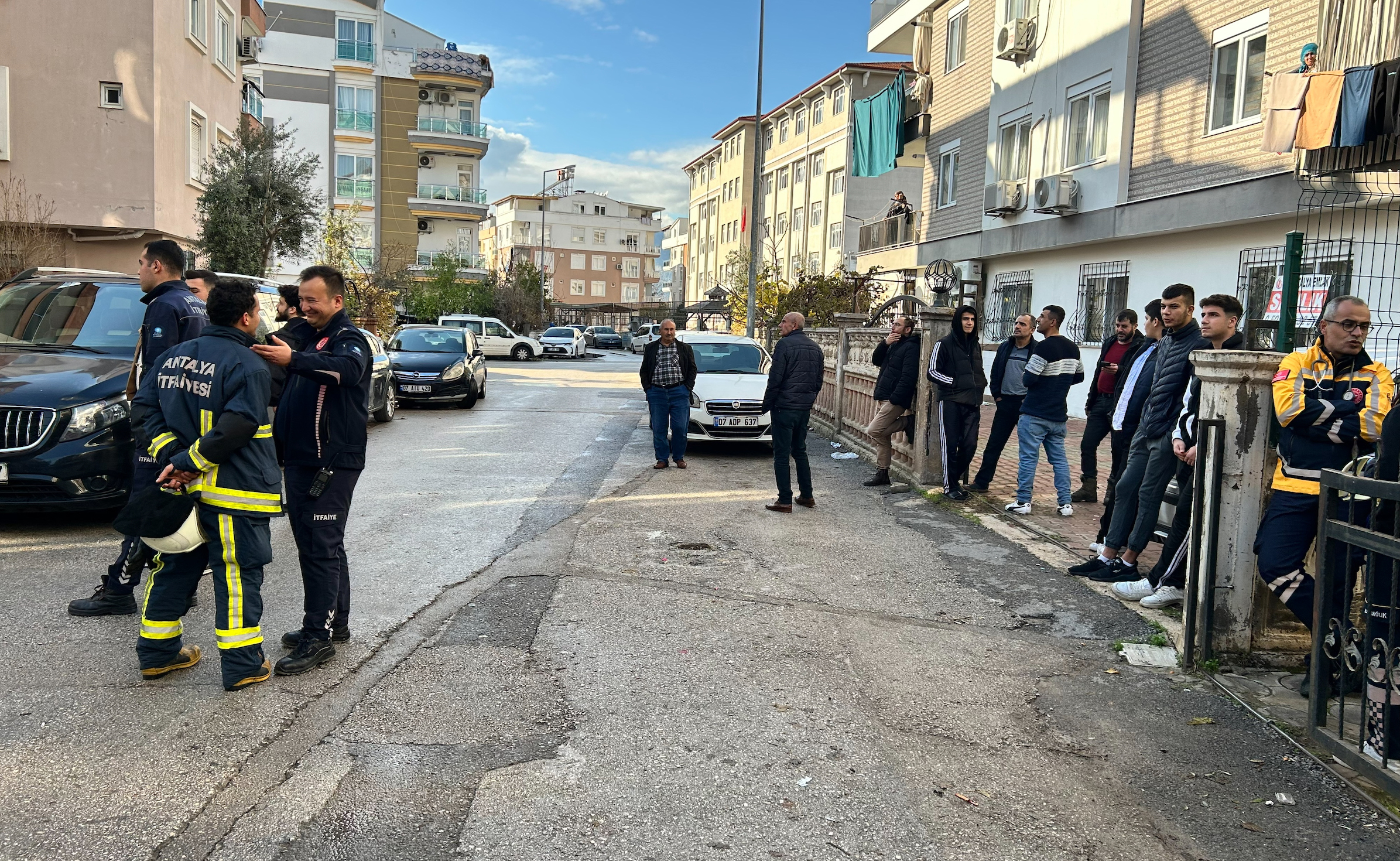 Çatıya Çıkıp Taş Fırlattı, Polise Direndi