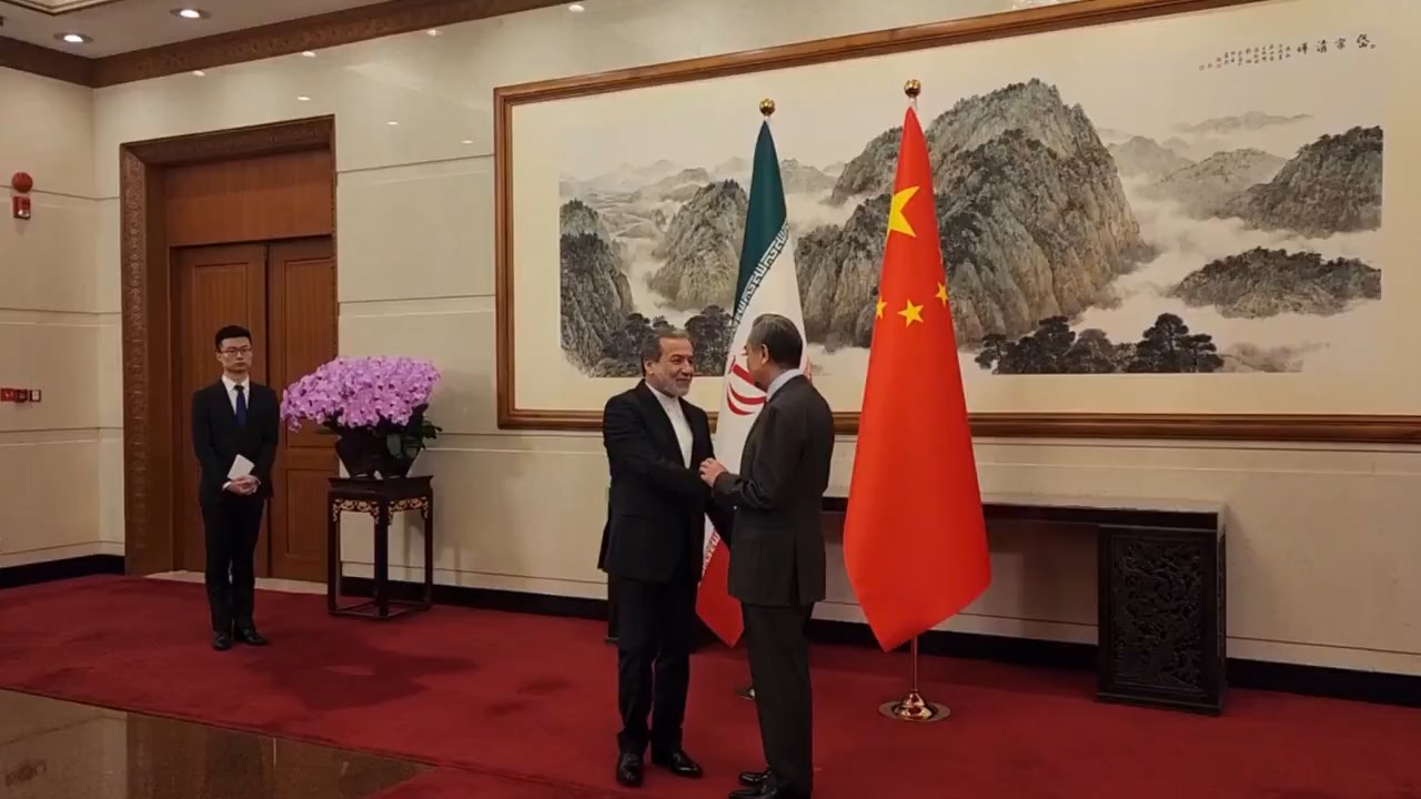 İran Dışişleri Bakanı Abbas Arakçi, Pekin'de Çinli Mevkidaşı Wang Yi ile Görüştü