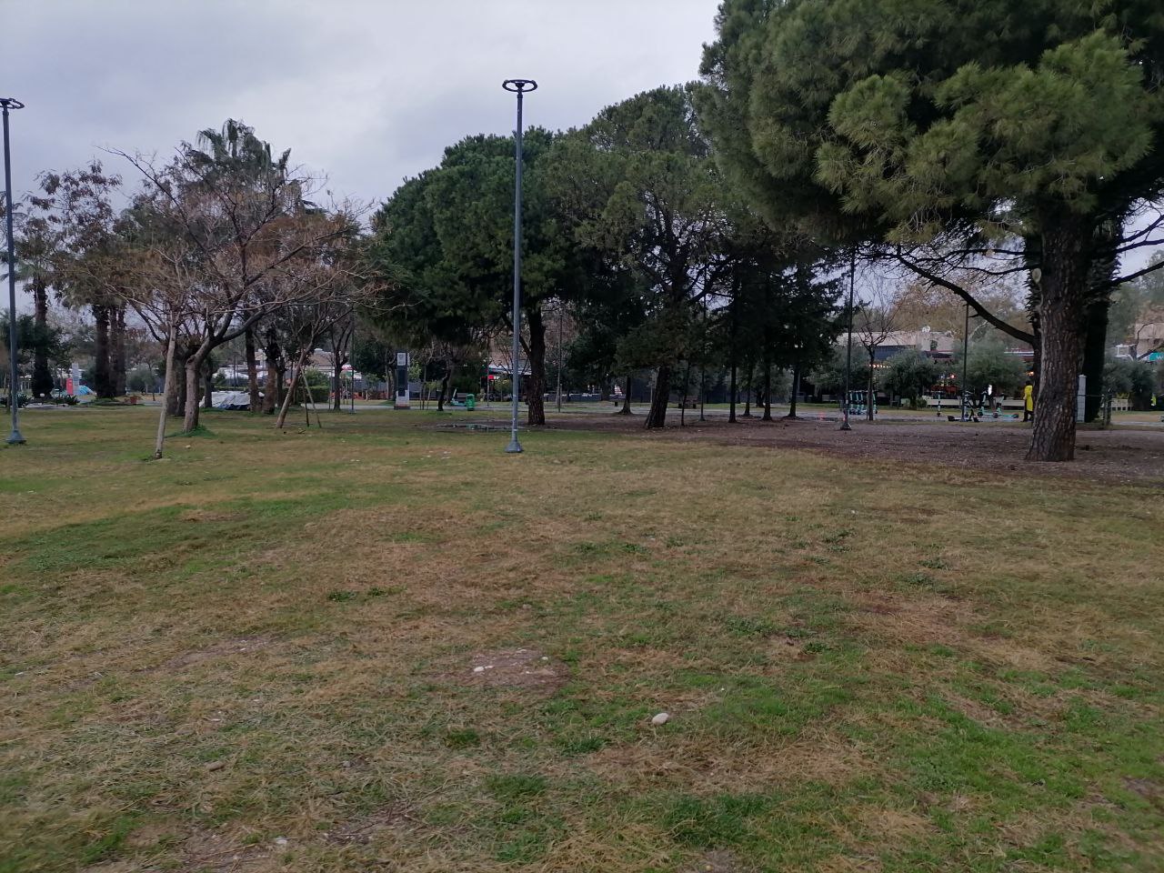 Yağmurlu Hava Konyaaltı Sahilini Boşalttı
