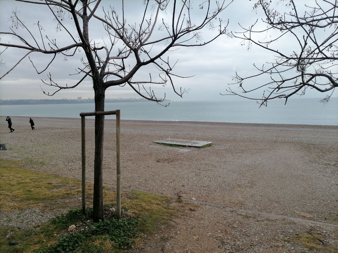 Yağmurlu Hava Konyaaltı Sahilini Boşalttı