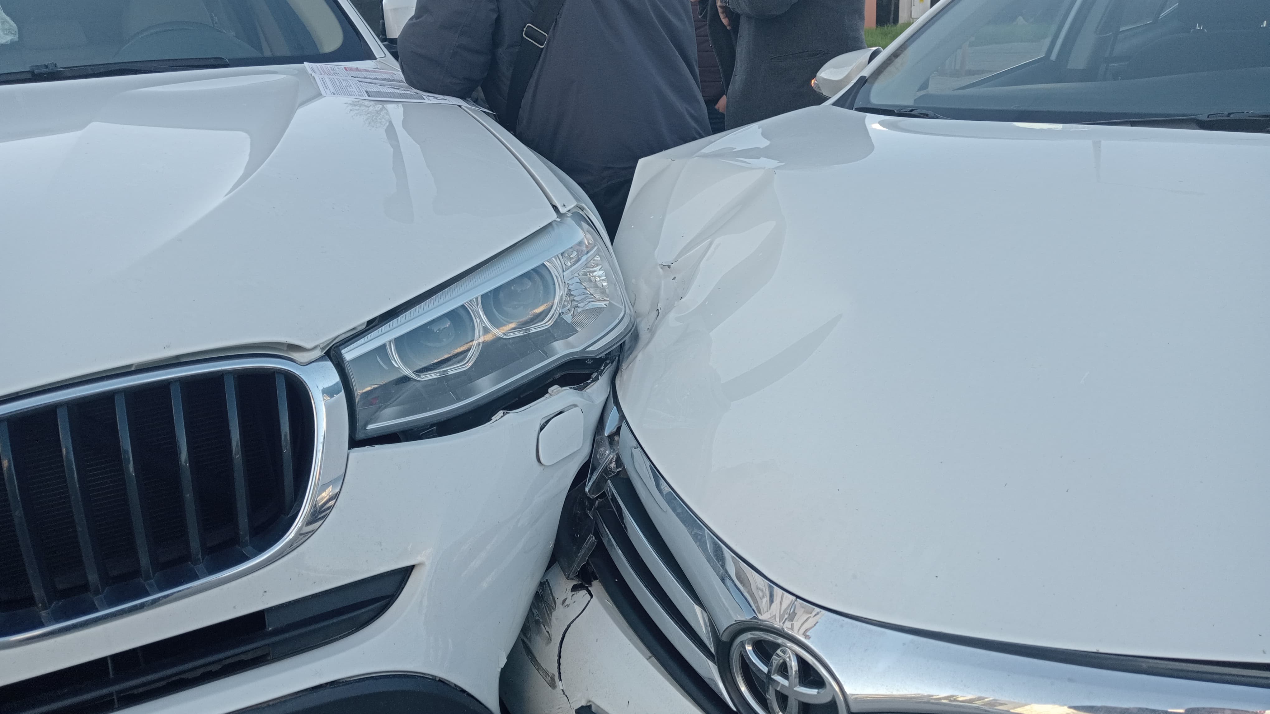 Antalya'da otomobillerin çarpışması sonucu maddi hasar oluştu 