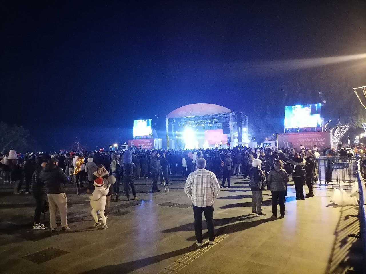 Antalyalılar Cumhuriyet Meydanı'na Akın Etti