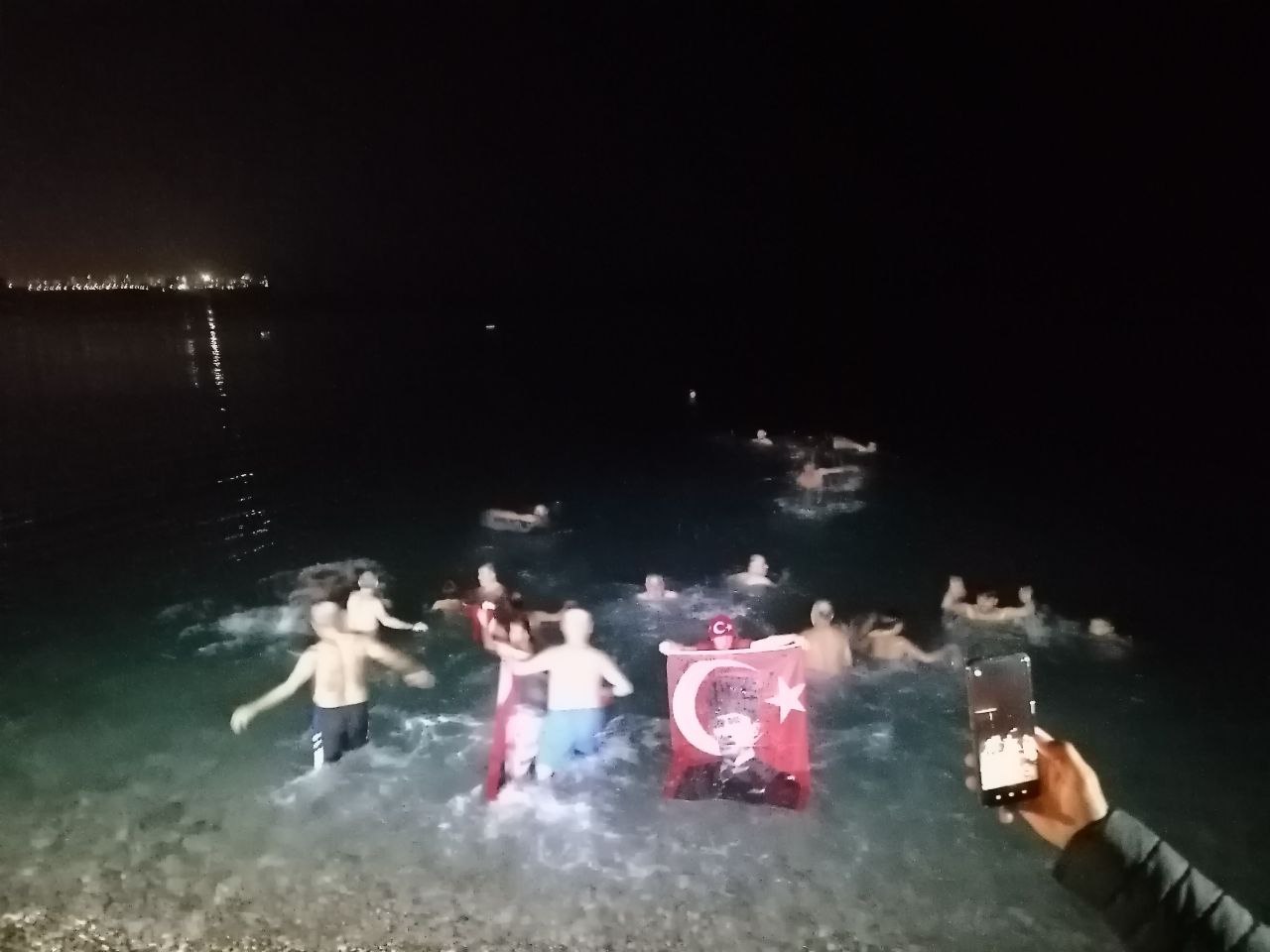 Antalya’da Yılbaşı Geleneği: 00.00’da Denize Girdiler