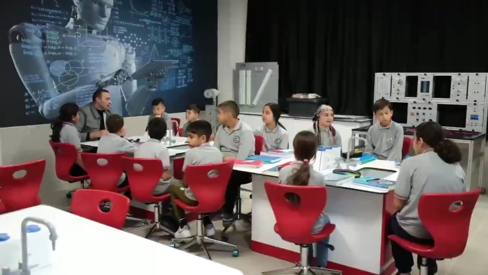 Aykut Kaya, İhtiyaç Sahibi Okullara Destek Vererek Eğitime Katkı Sağladı