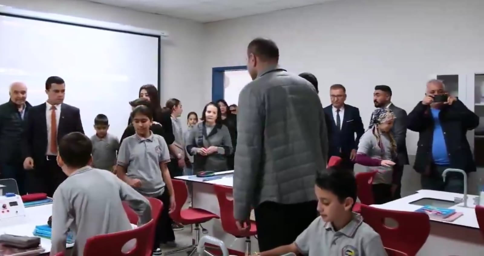 Aykut Kaya, İhtiyaç Sahibi Okullara Destek Vererek Eğitime Katkı Sağladı