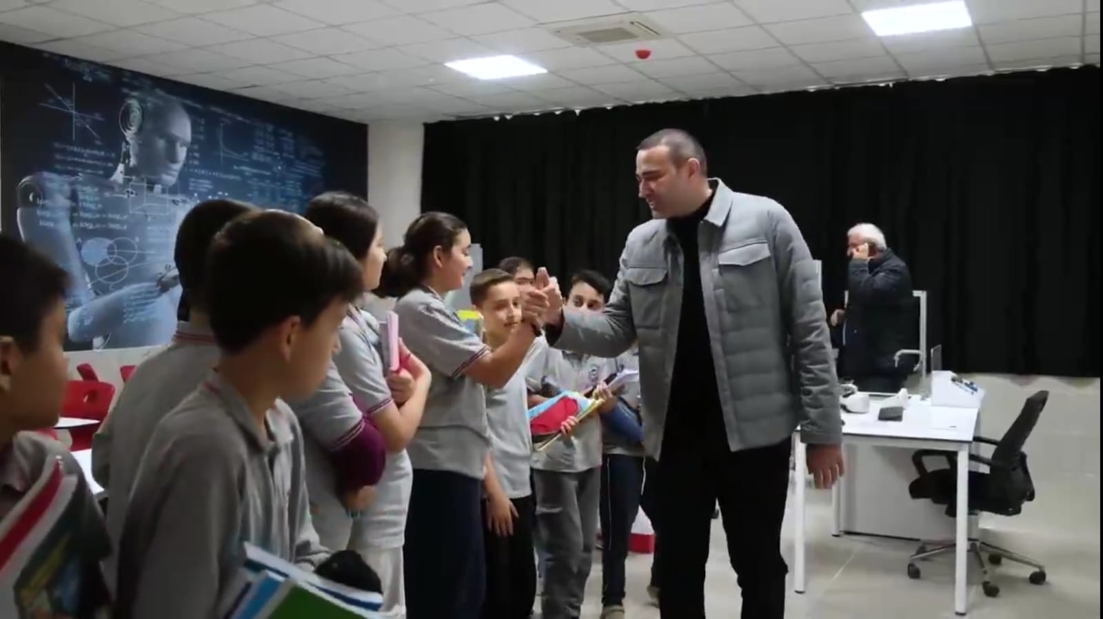 Aykut Kaya, İhtiyaç Sahibi Okullara Destek Vererek Eğitime Katkı Sağladı