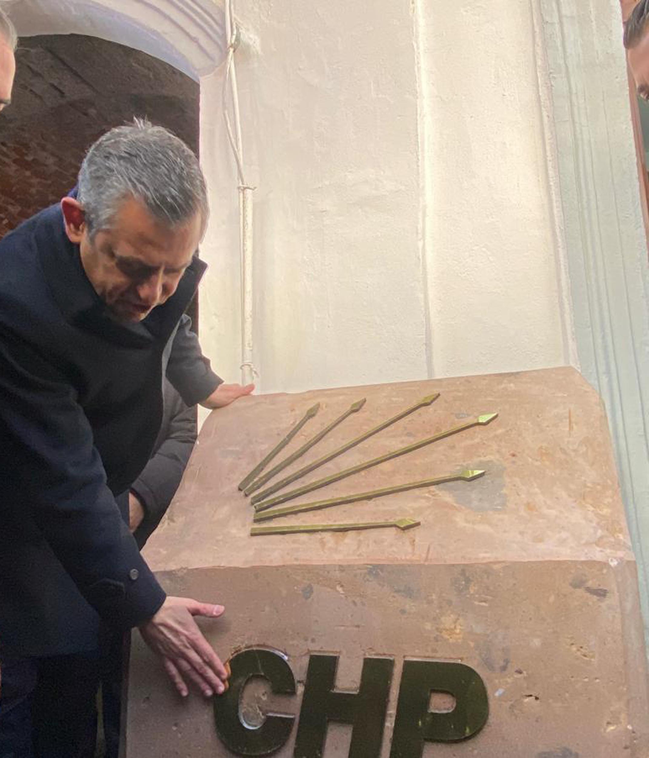 Özgür Özel: En Düşük Emekli Maaşını Bir Asgari Ücret Düzeyine Çıkaralım