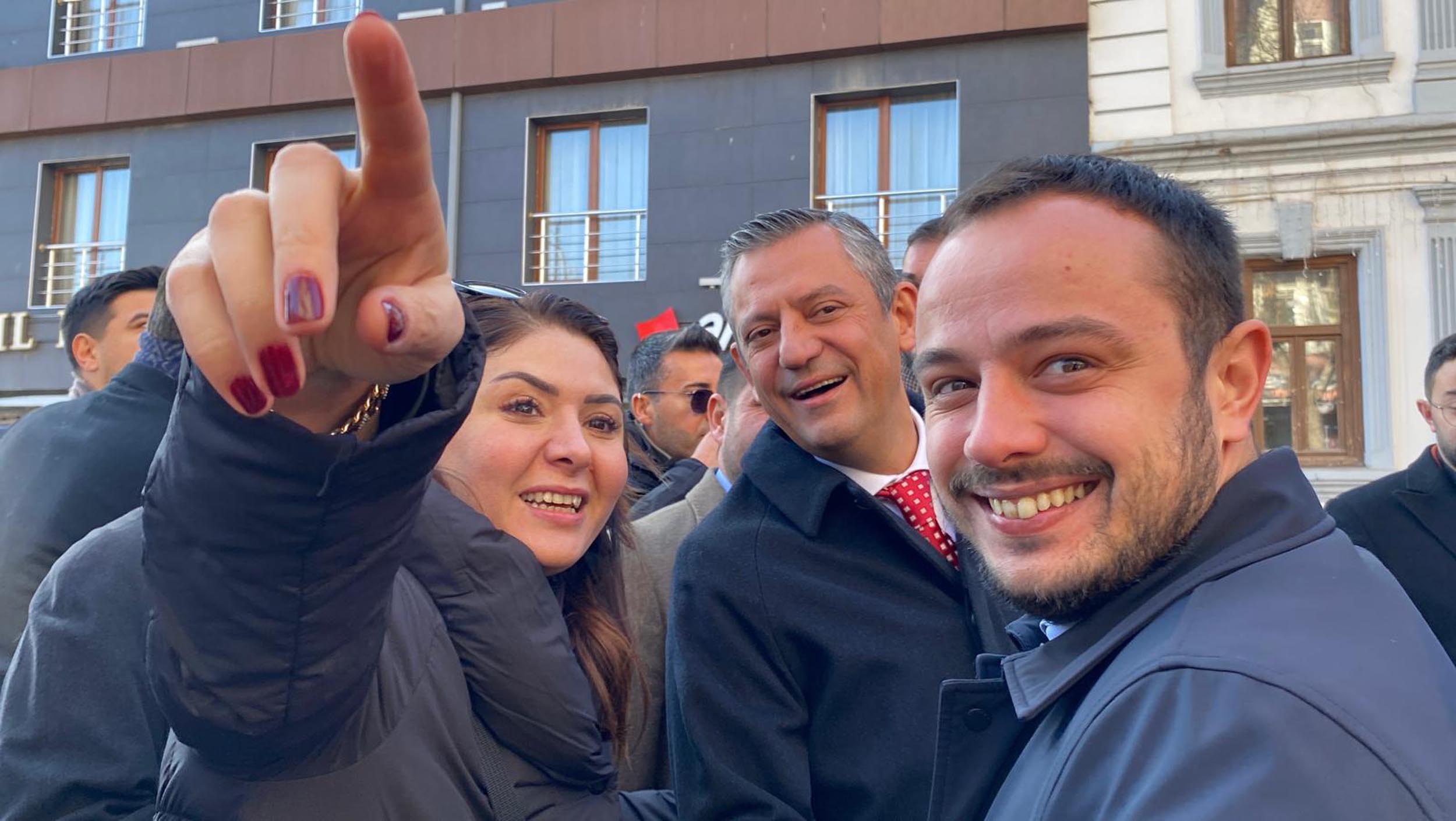 Özgür Özel: En Düşük Emekli Maaşını Bir Asgari Ücret Düzeyine Çıkaralım
