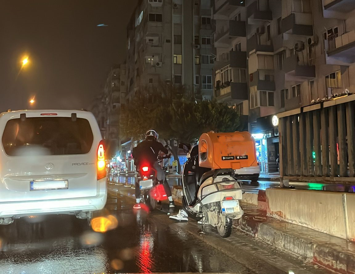 Antalya'da Otomobil ve Kurye Çarpıştı