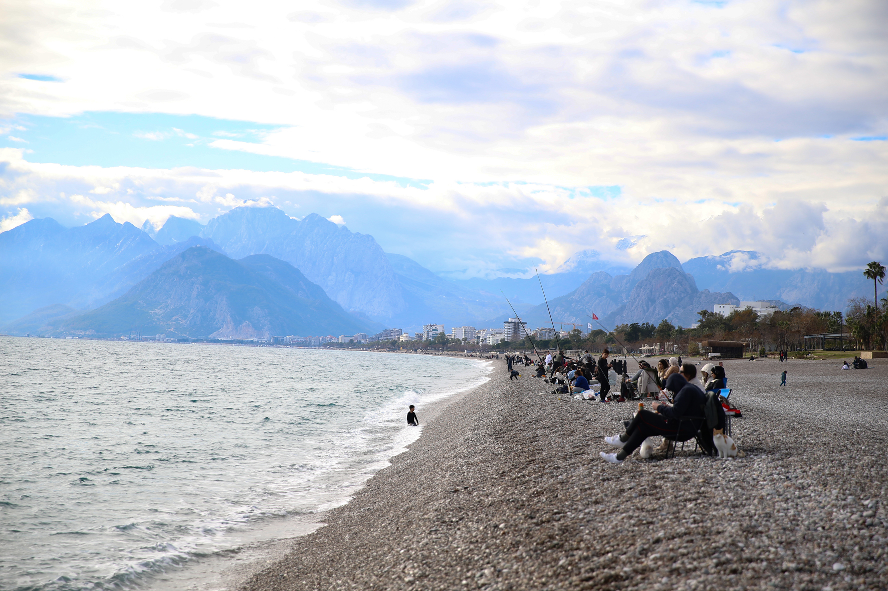 Antalya sahillerinde yeni yılın ilk hafta sonunda yoğunluk yaşandı