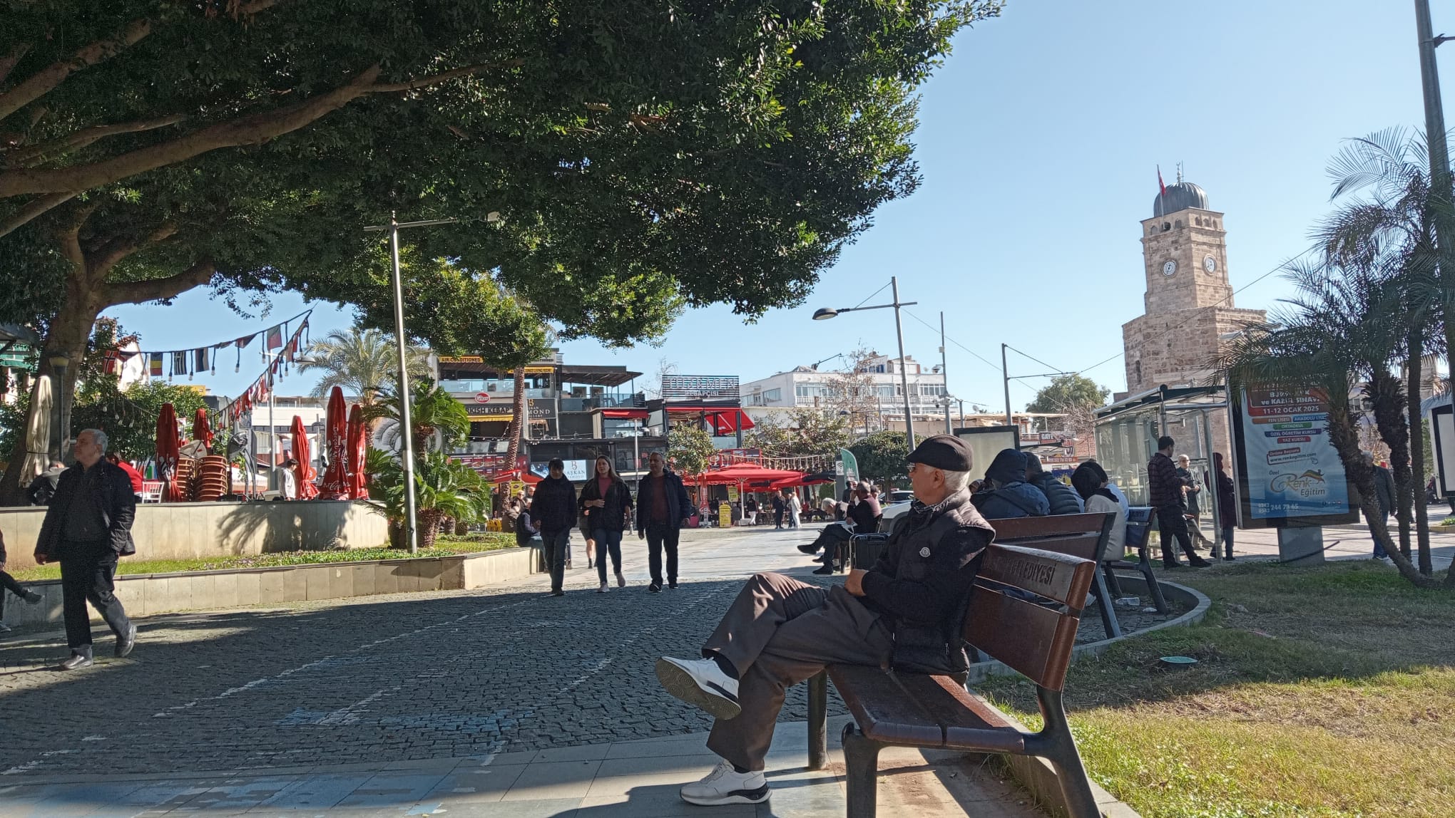 Antalyalılar Güneşli Havanın Tadını Çıkardı 