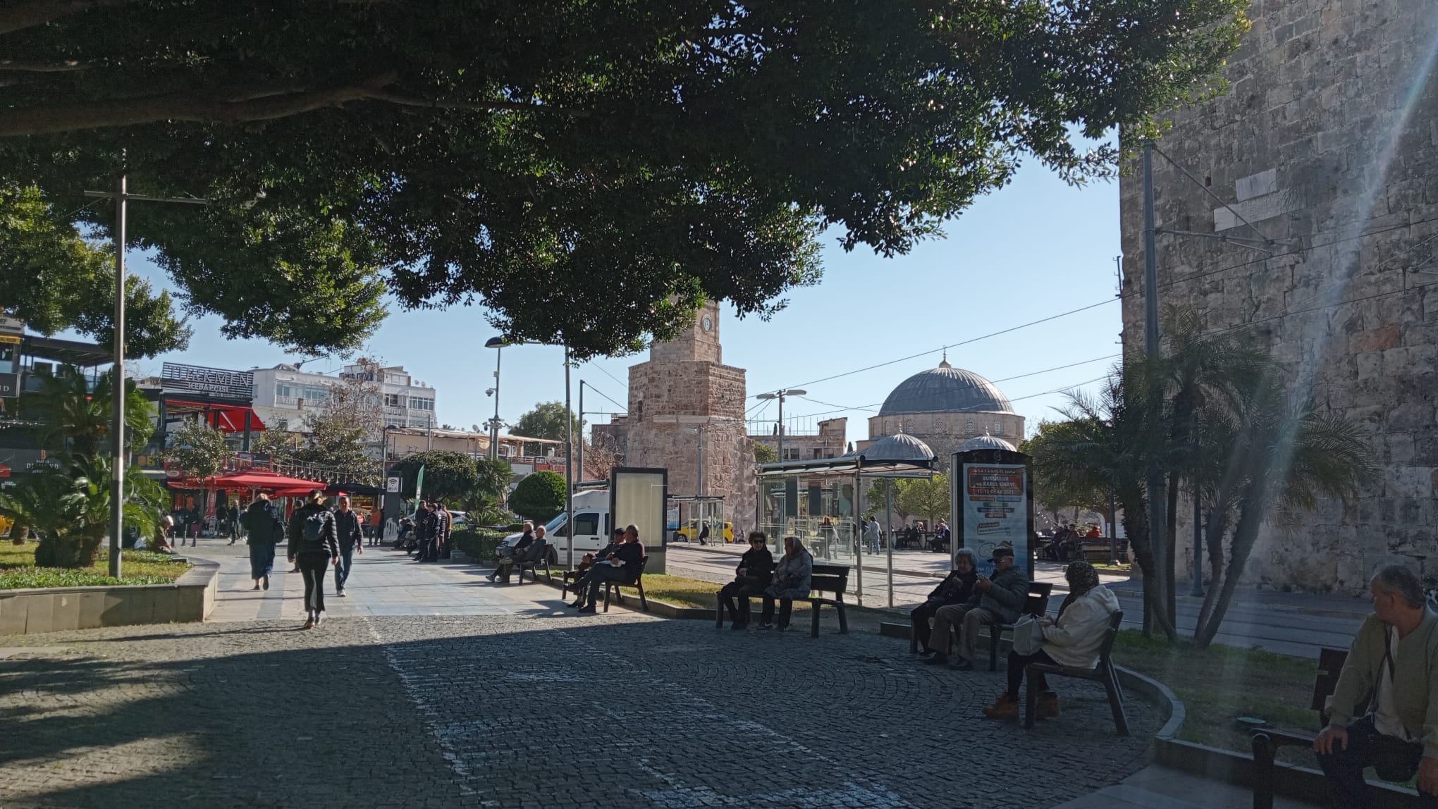 Antalyalılar Güneşli Havanın Tadını Çıkardı 