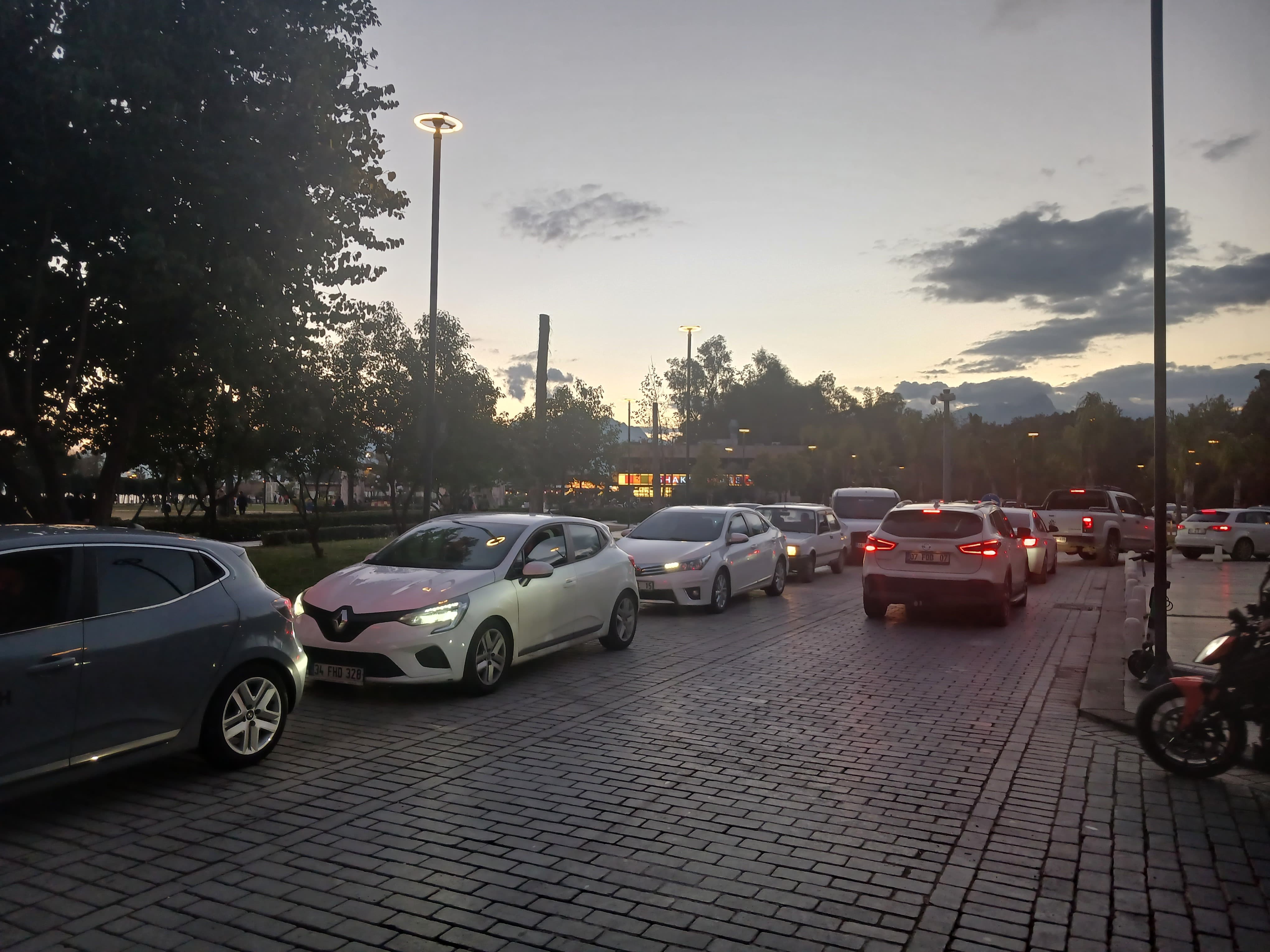Antalya Beach Park'ta Trafik Kaosu Hızla Büyüyor