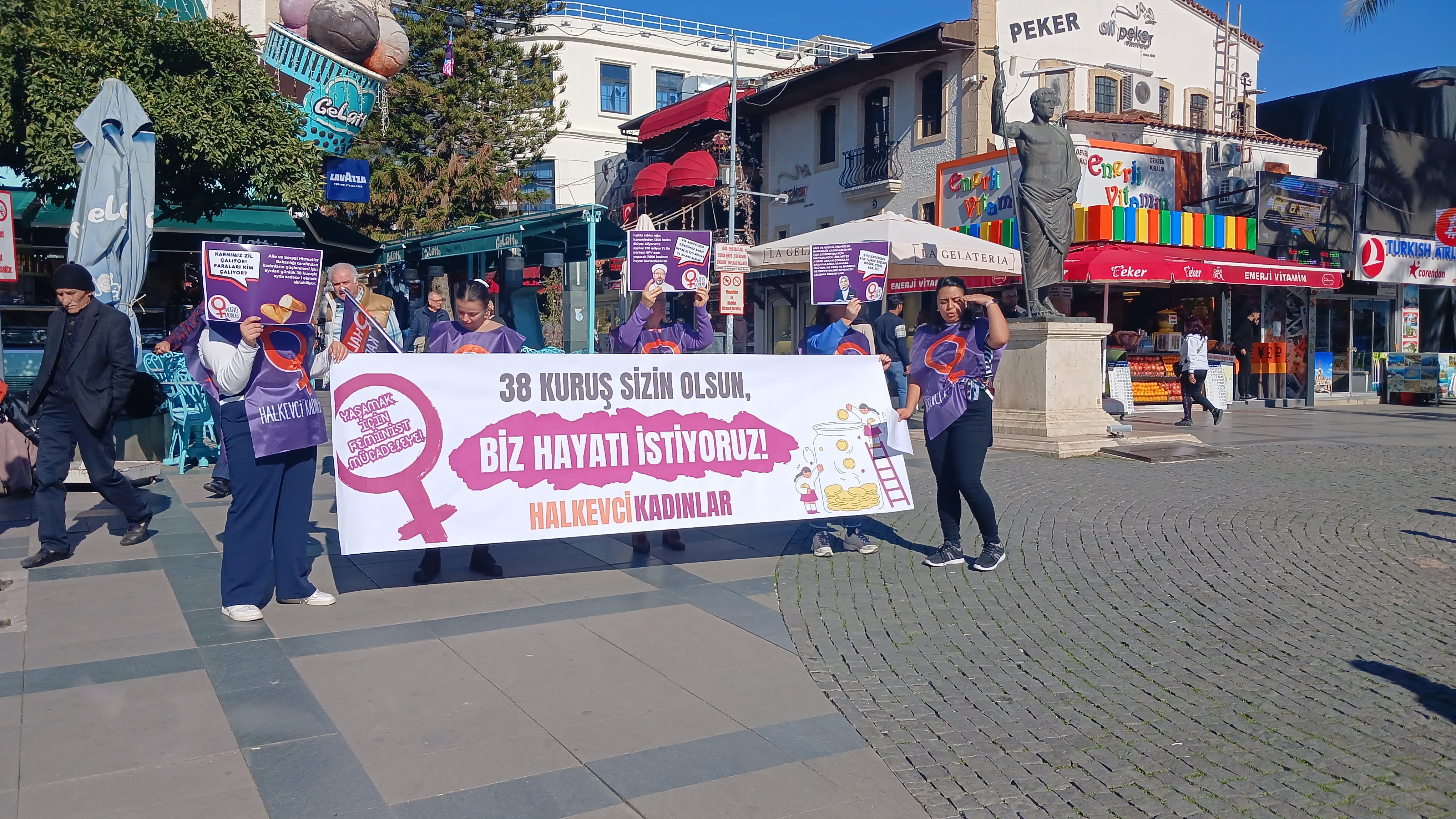 Kadınlardan Hükümete Tepki: "38 Kuruşunuzu Alın, Biz Hayat İstiyoruz!"