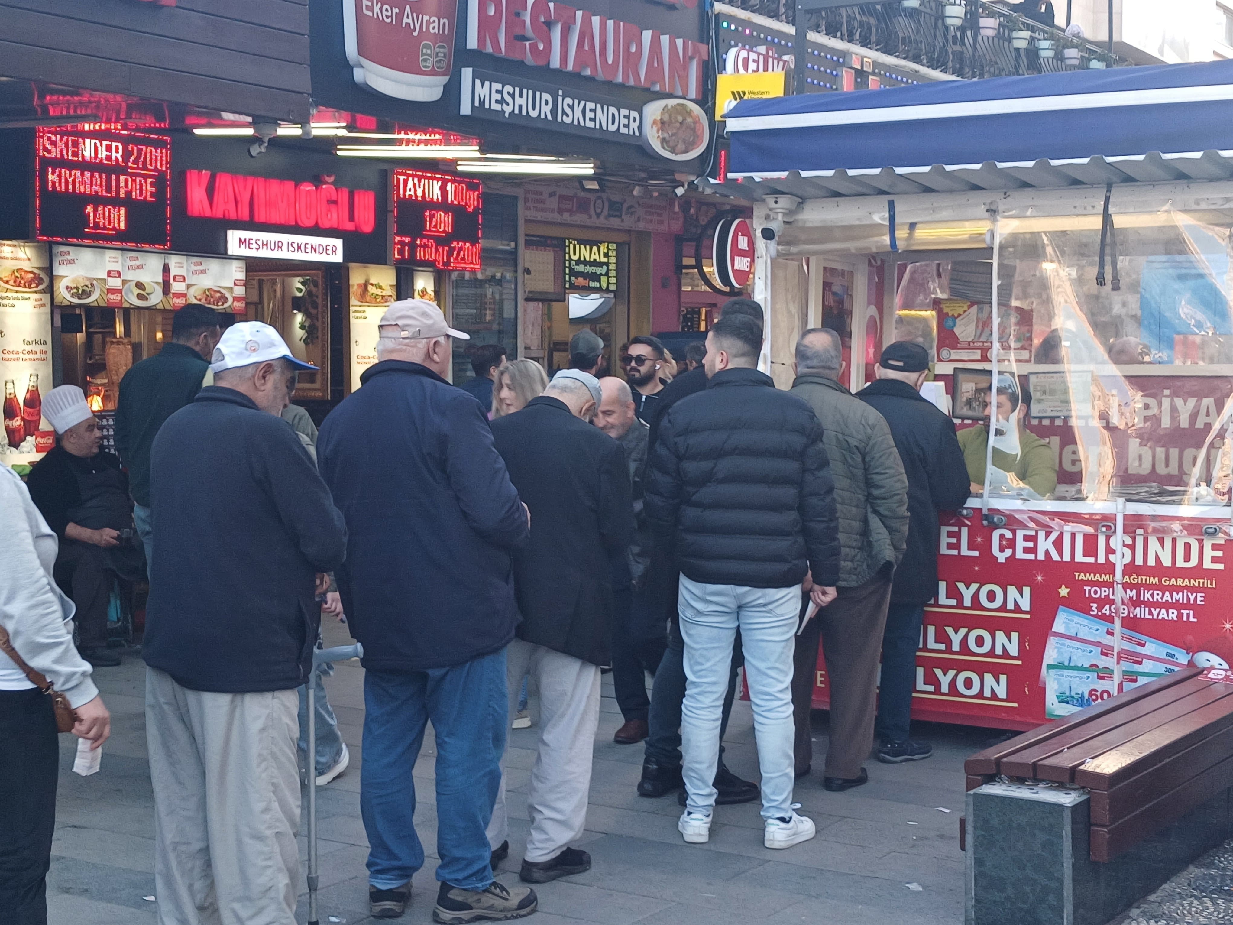 Kapalı Yol’da Şansını Arayan Vatandaşlar Uzun Kuyruklar Oluşturdu