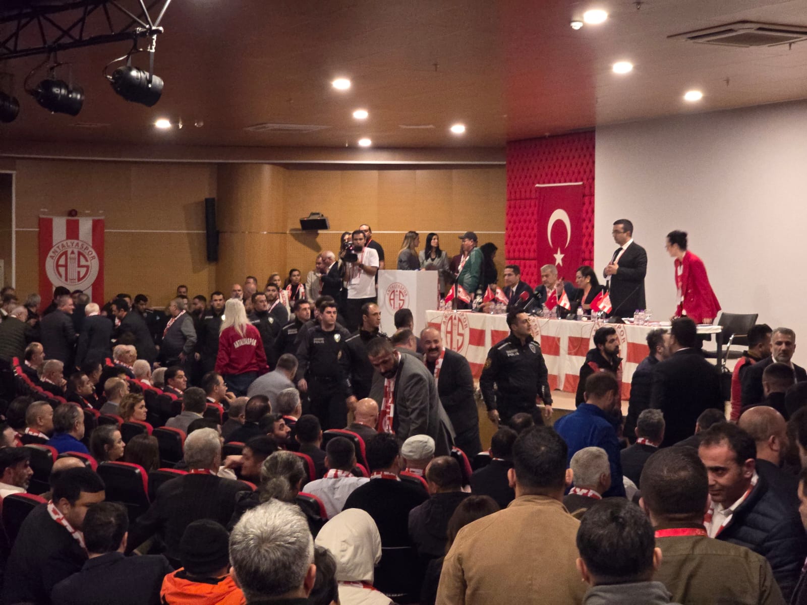 Antalya Kulübü Seçimleri Gergin Başladı