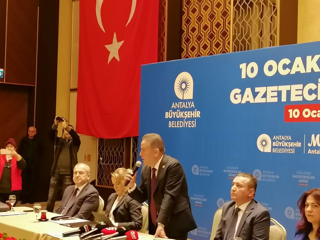 Antalya Büyükşehir Belediye Başkanı Muhittin Böcek’ten Gazetecilere Anlamlı Kutlama