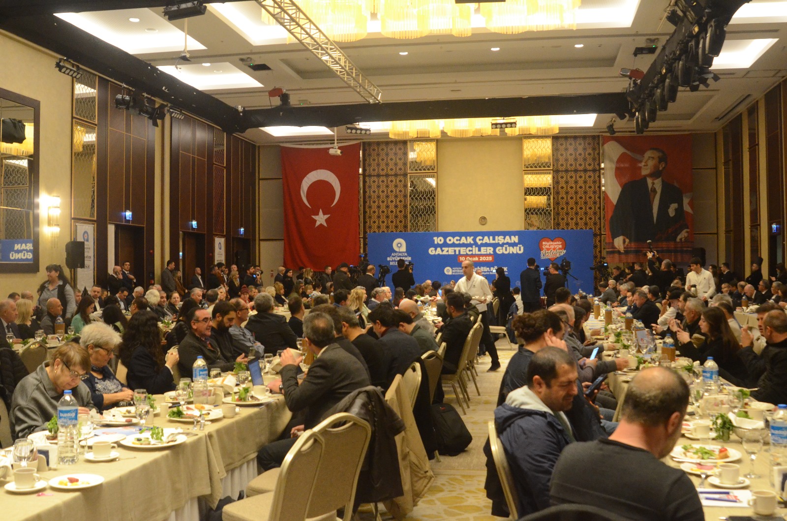 Antalya Büyükşehir Belediye Başkanı Muhittin Böcek’ten Gazetecilere Anlamlı Kutlama