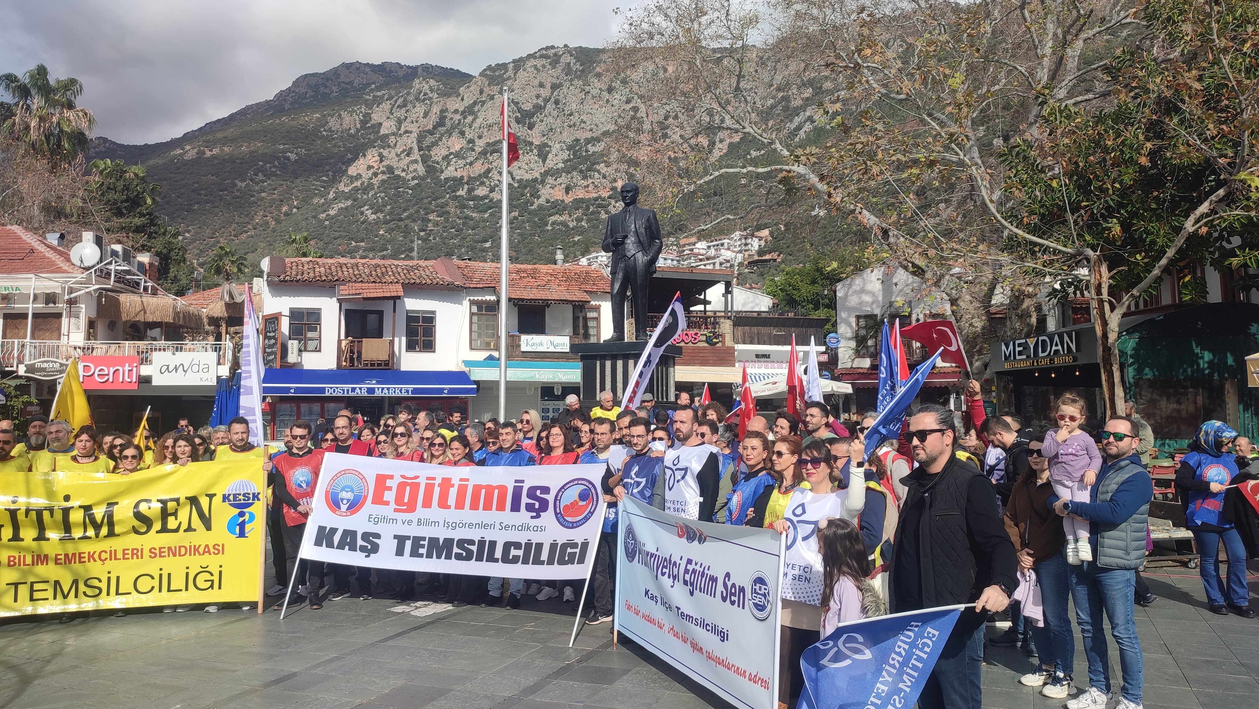 Kaş’ta Kamu Emekçileri İş Bıraktı: Ortak Basın Açıklamasıyla Taleplerini Dile Getirdiler