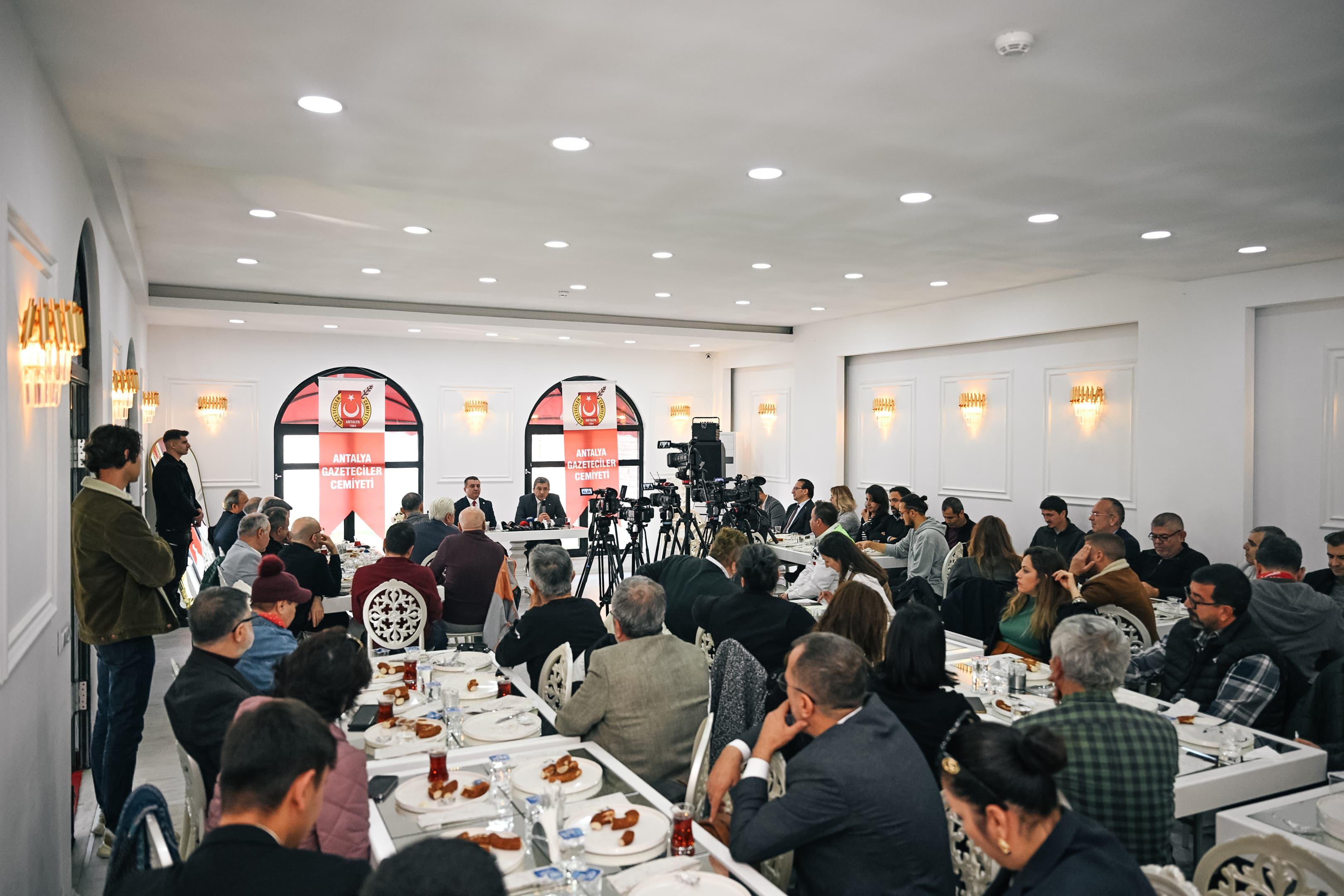 Antalya Valisi Hulusi Şahin, Basın Sohbetlerinin İlk Konuğu Oldu