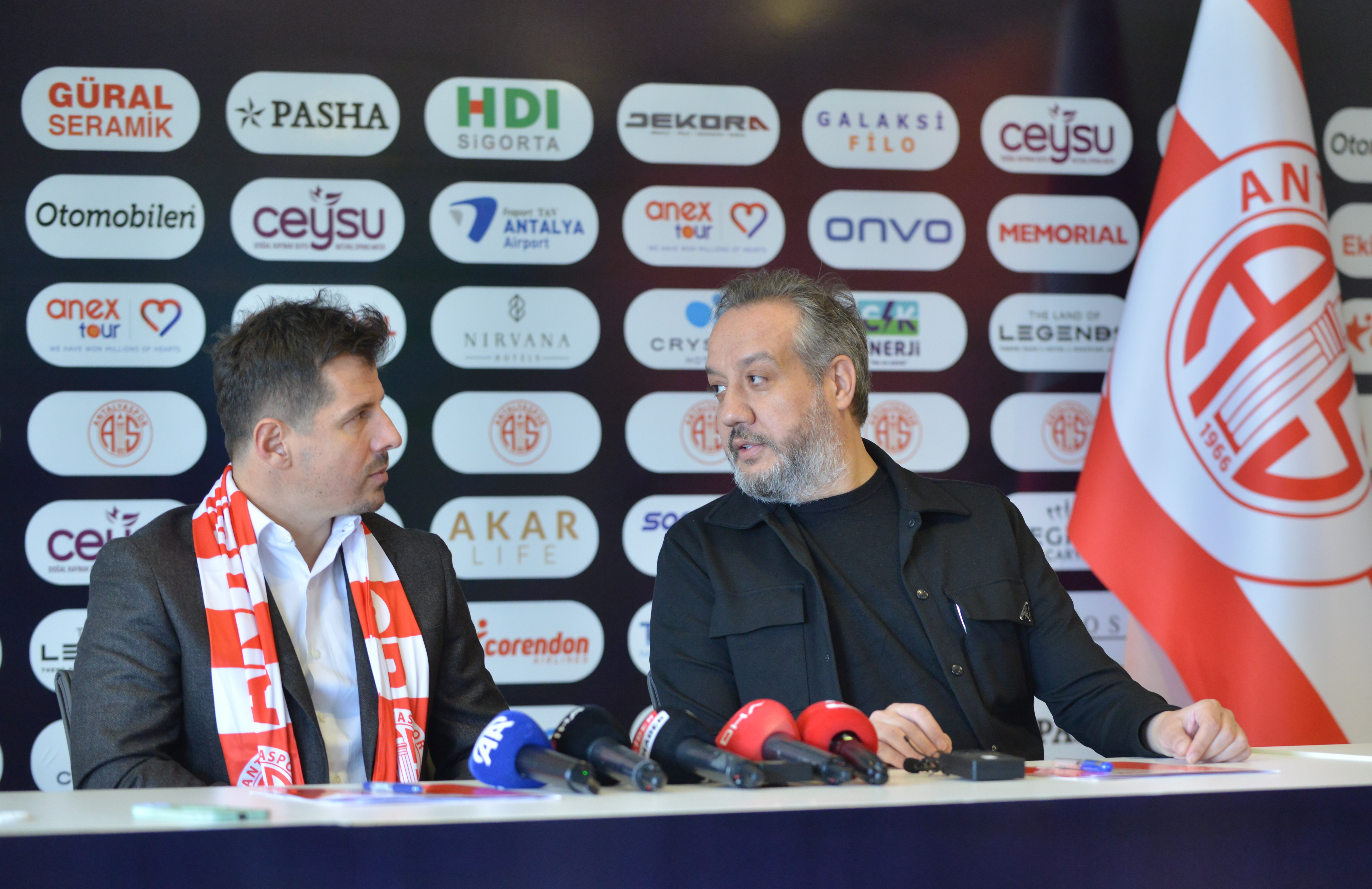 Emre Belözoğlu İmzayı Attı