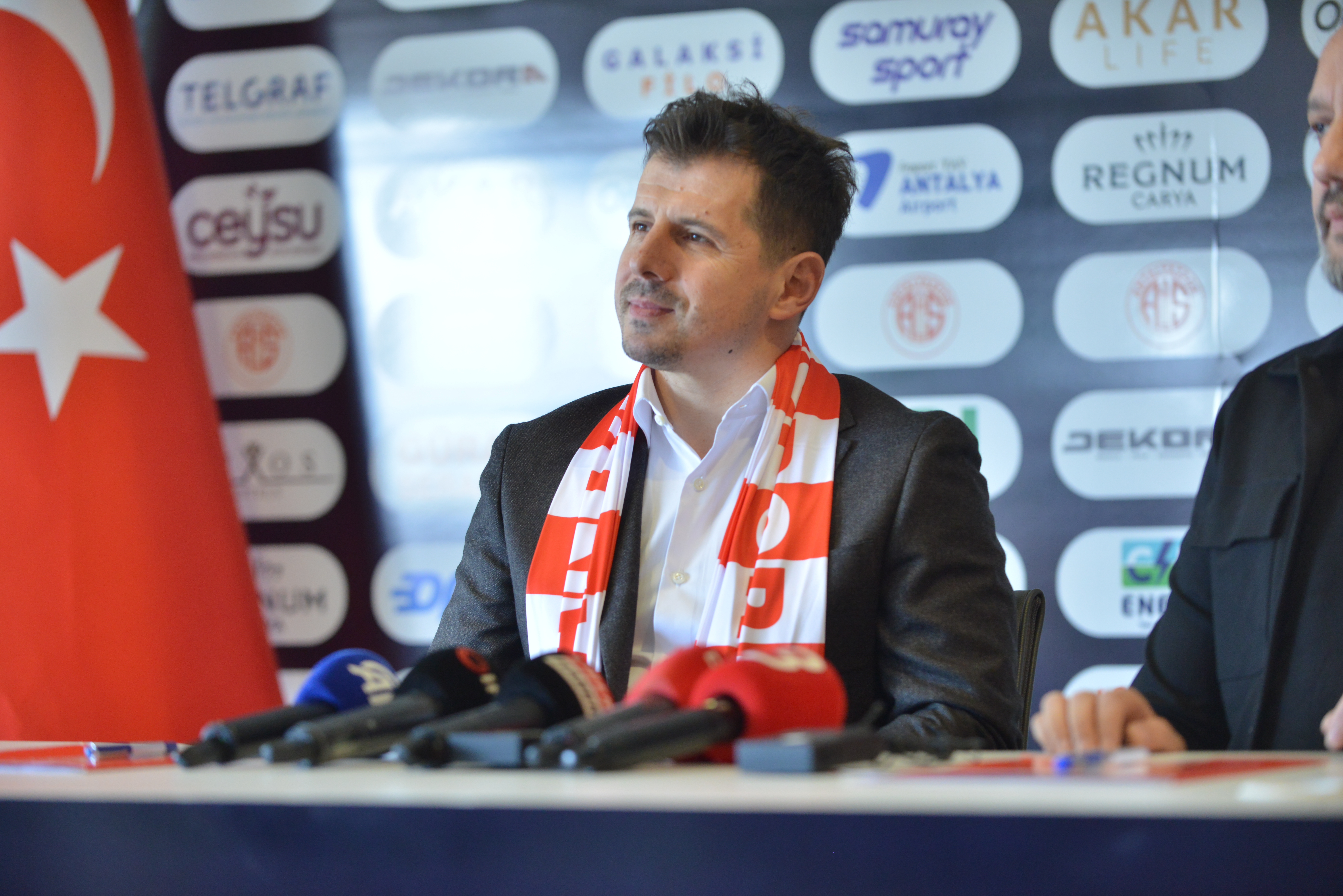 Emre Belözoğlu İmzayı Attı