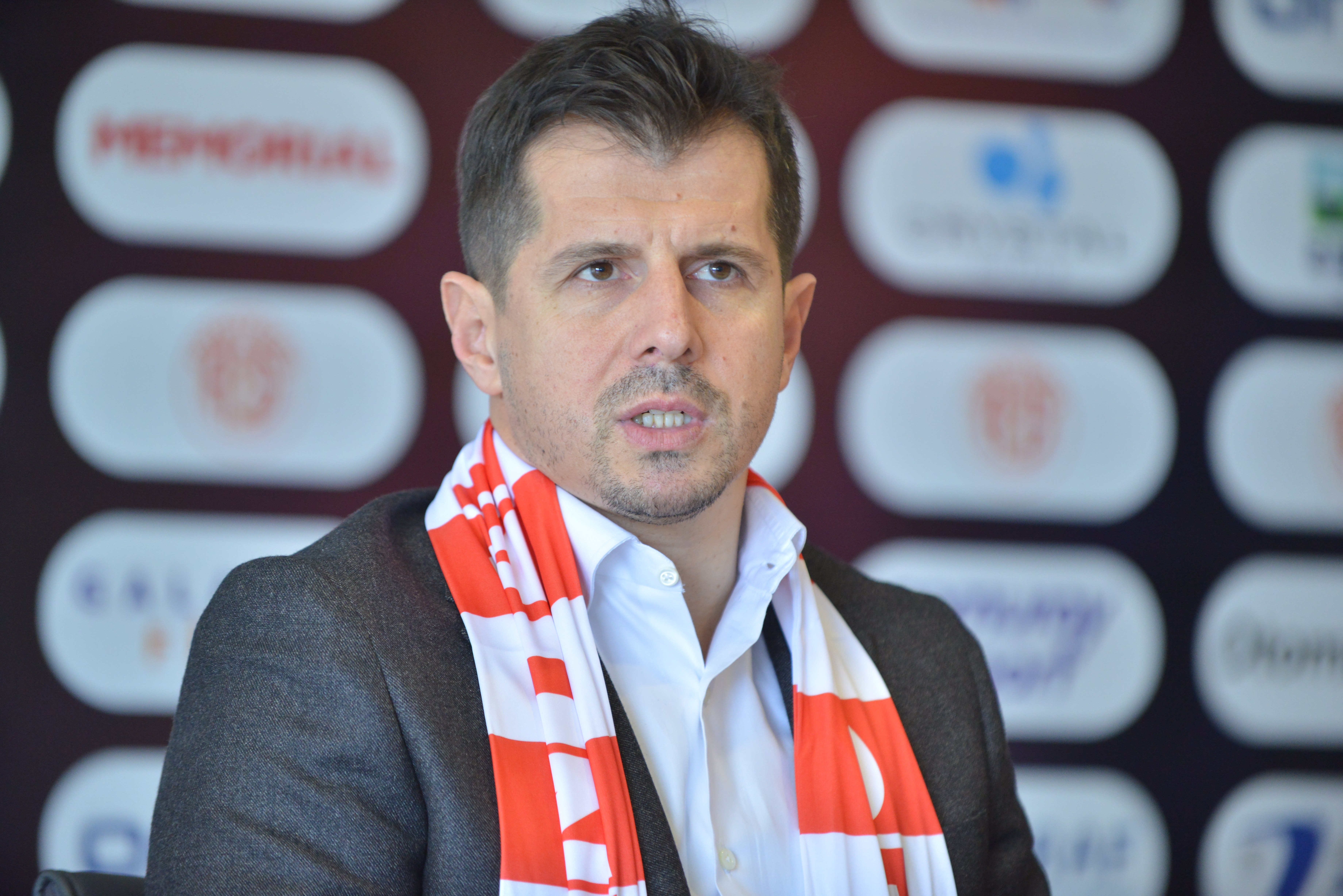 Emre Belözoğlu İmzayı Attı