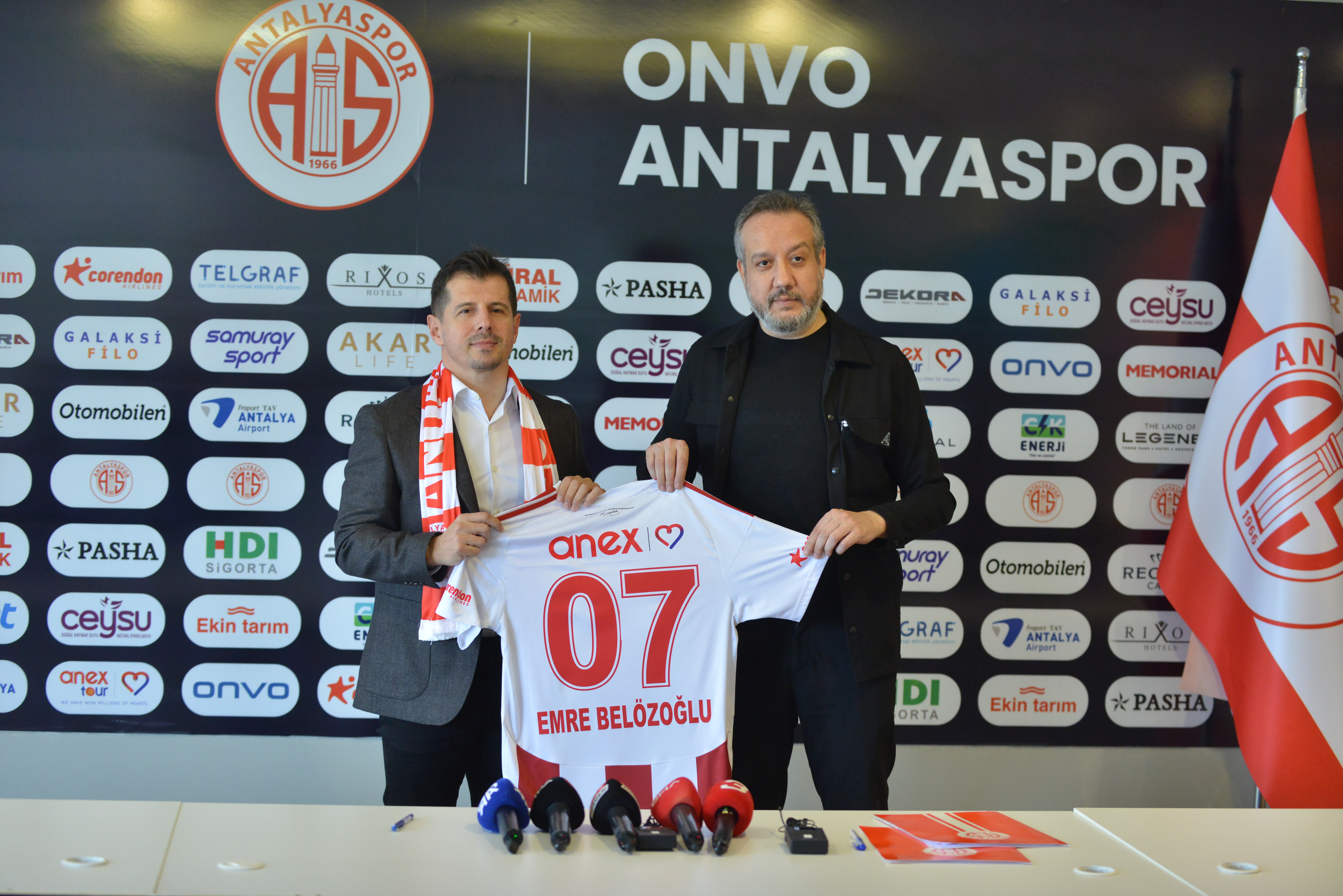 Emre Belözoğlu İmzayı Attı