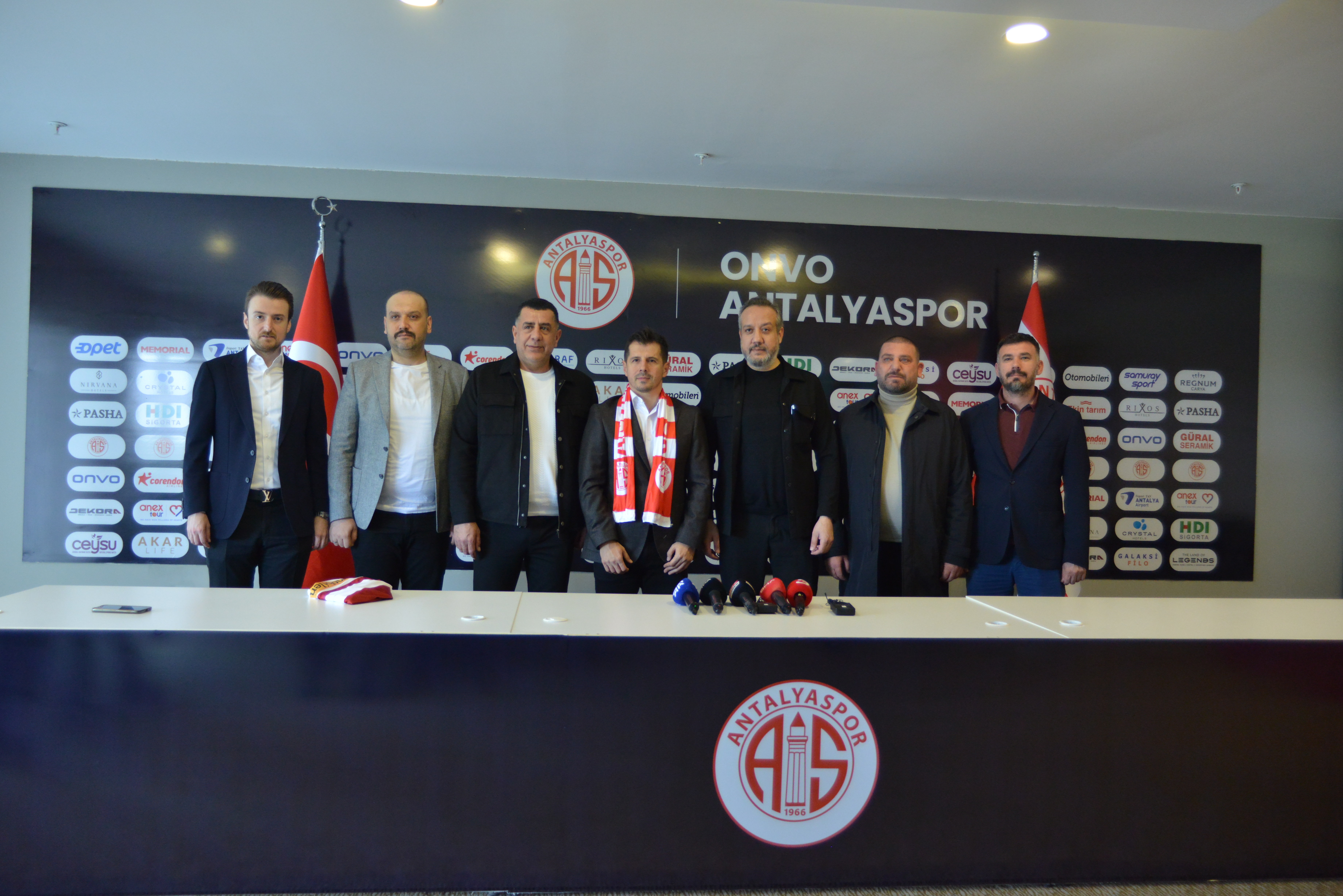 Emre Belözoğlu İmzayı Attı