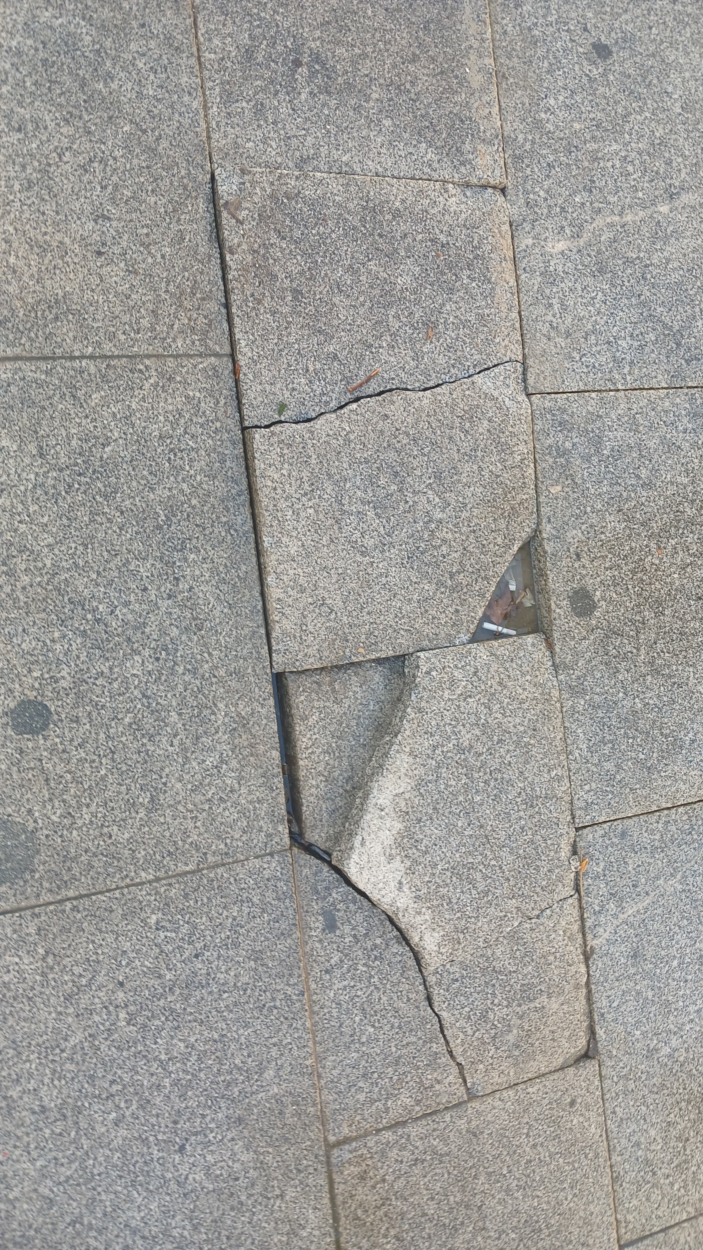 Vatandaşlar Bozuk Kaldırım Taşlarının Düzeltilmesini Talep Ediyor
