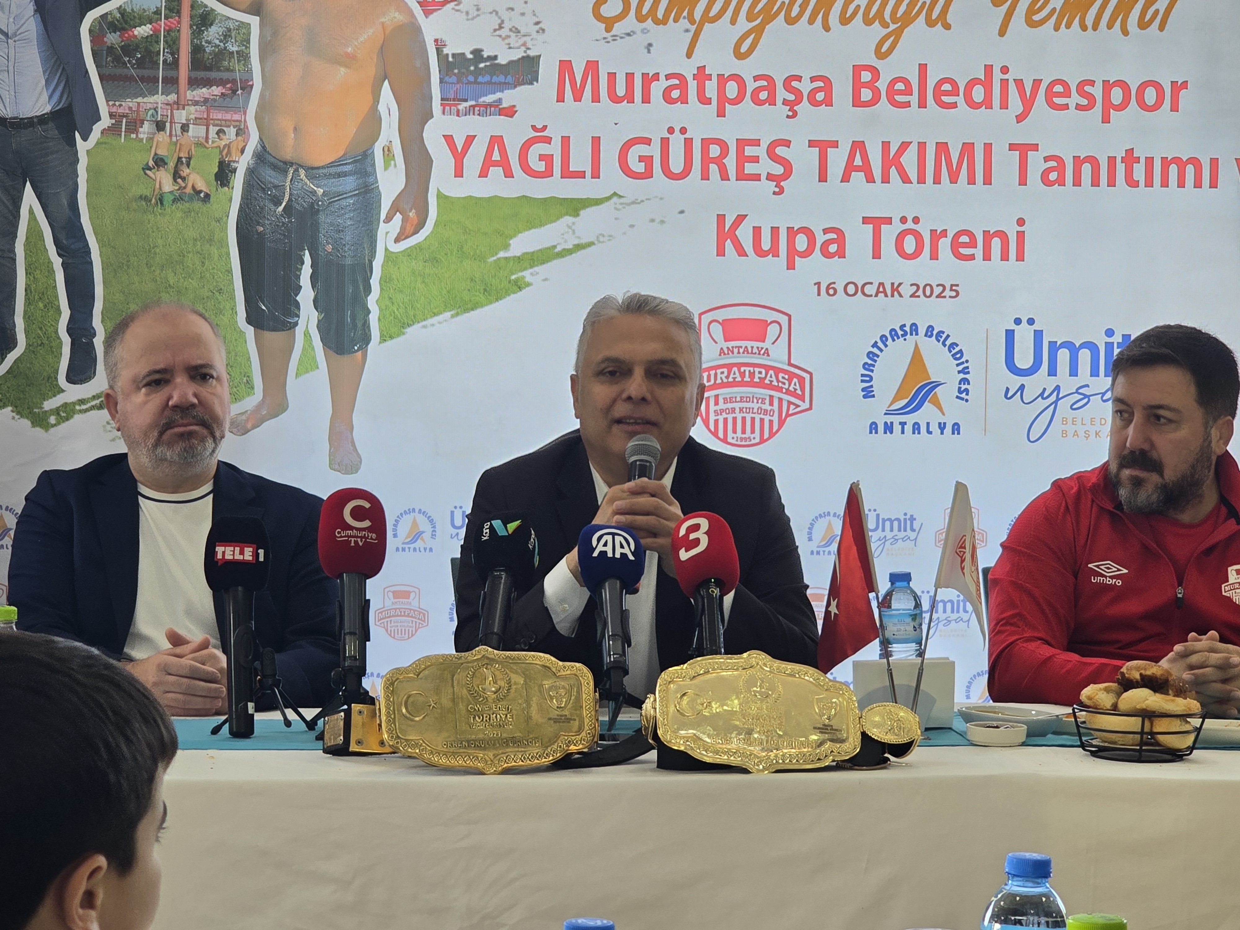 Başkan Ümit Uysal, Muratpaşa Belediyespor Güreşçileriyle Bir Araya Geldi