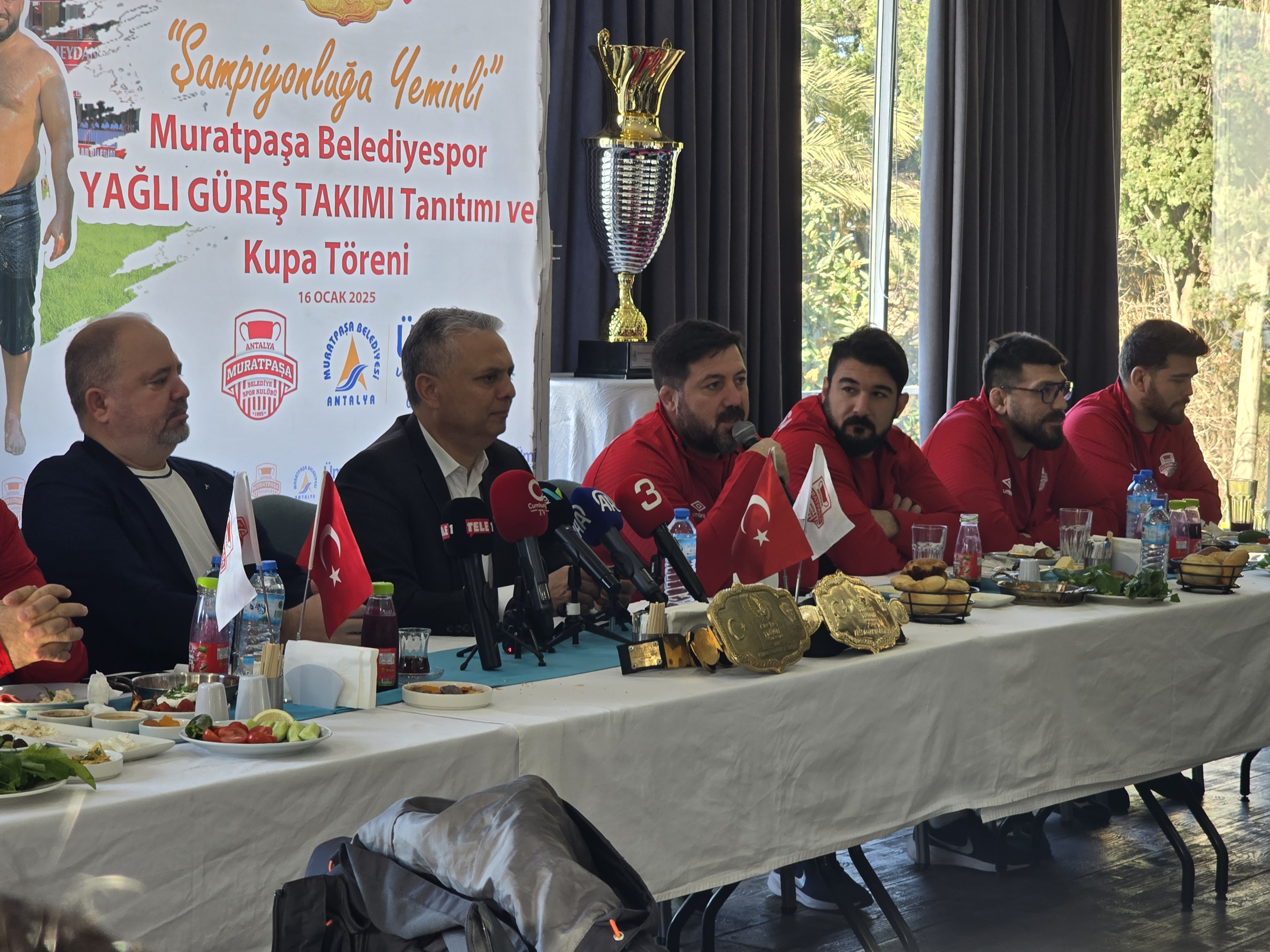 Başkan Ümit Uysal, Muratpaşa Belediyespor Güreşçileriyle Bir Araya Geldi
