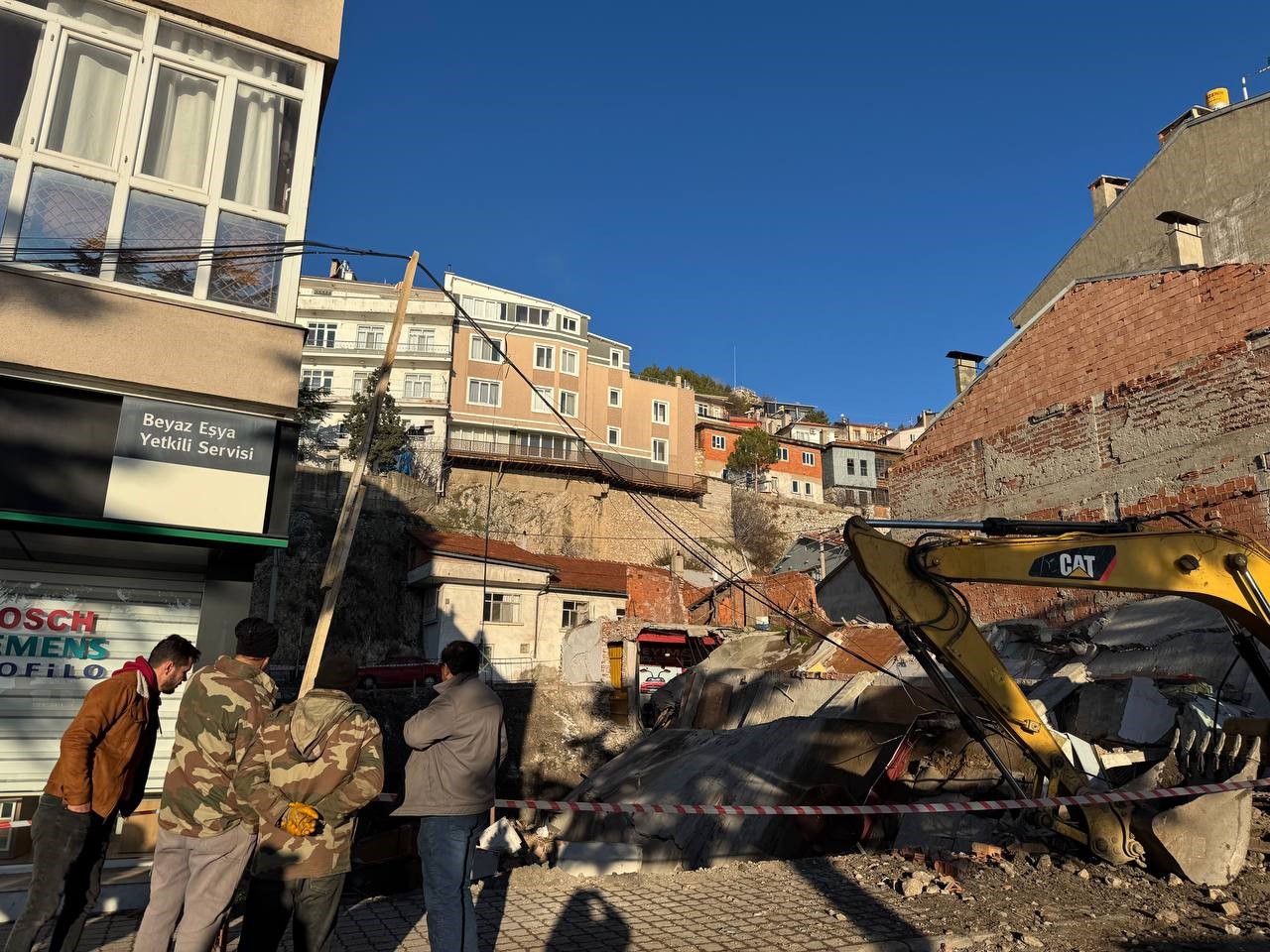 Isparta'da Üç Katlı Bina Çöktü