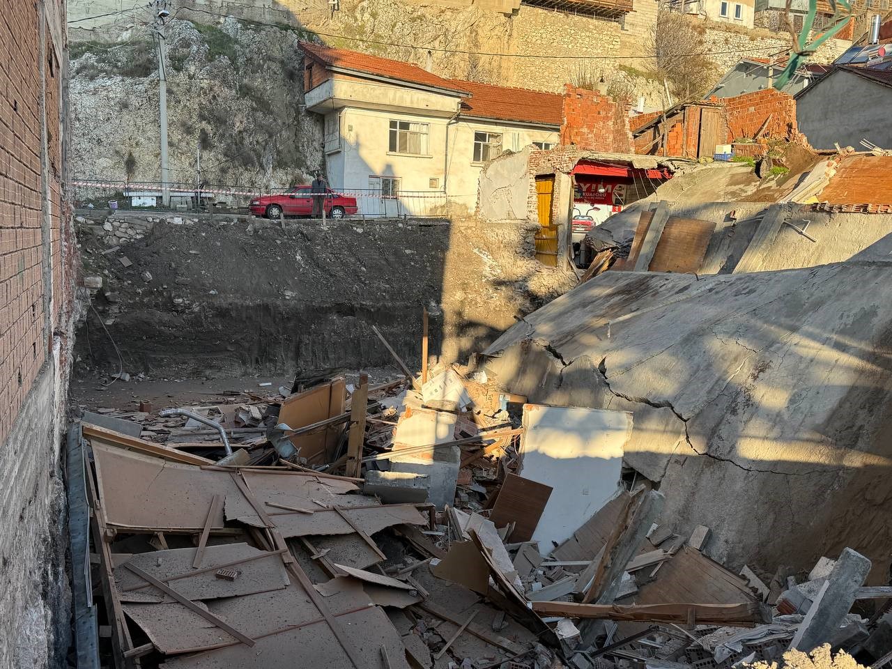 Isparta'da Üç Katlı Bina Çöktü